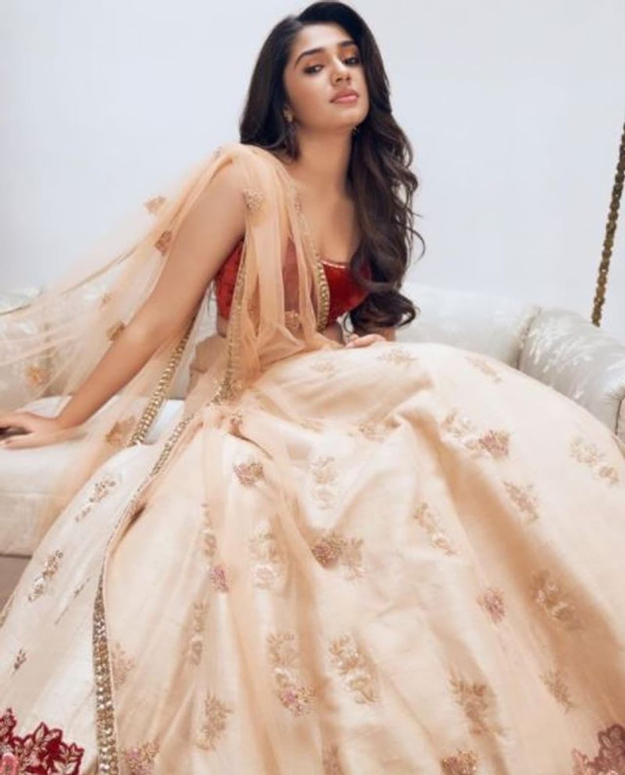 <p>தேவதை போல் அமர்ந்தபடி போஸ் </p> <p>தேவதை போல் அமர்ந்தபடி போஸ் </p>