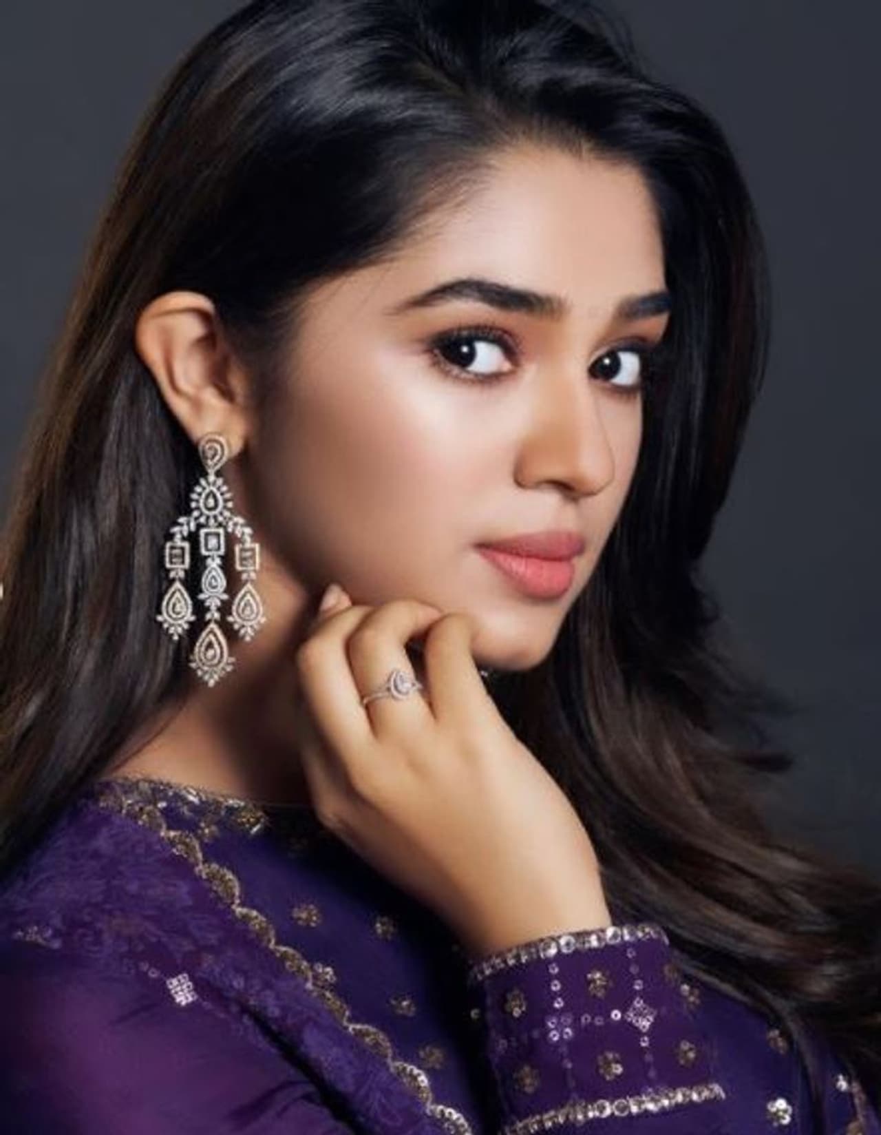 <p>‘ఉప్పెన’ ప్రేక్షకులకి చేరువకావడంలో హీరోయిన్ కృతి శెట్టి ప్రధాన కారణమని చెప్పొచ్చు. క్యూట్ ఎక్స్ప్రెషన్స్తో యువ మనసుల్ని కొల్లగొట్టి ‘నీ కన్ను నీలి సముద్రం’, ‘ధక్ ధక్ ధక్’ అంటూ పాటలతోనే ఫిదా చేసేసింది. </p> <p>‘ఉప్పెన’ ప్రేక్షకులకి చేరువకావడంలో హీరోయిన్ కృతి శెట్టి ప్రధాన కారణమని చెప్పొచ్చు. క్యూట్ ఎక్స్ప్రెషన్స్తో యువ మనసుల్ని కొల్లగొట్టి ‘నీ కన్ను నీలి సముద్రం’, ‘ధక్ ధక్ ధక్’ అంటూ పాటలతోనే ఫిదా చేసేసింది. </p>