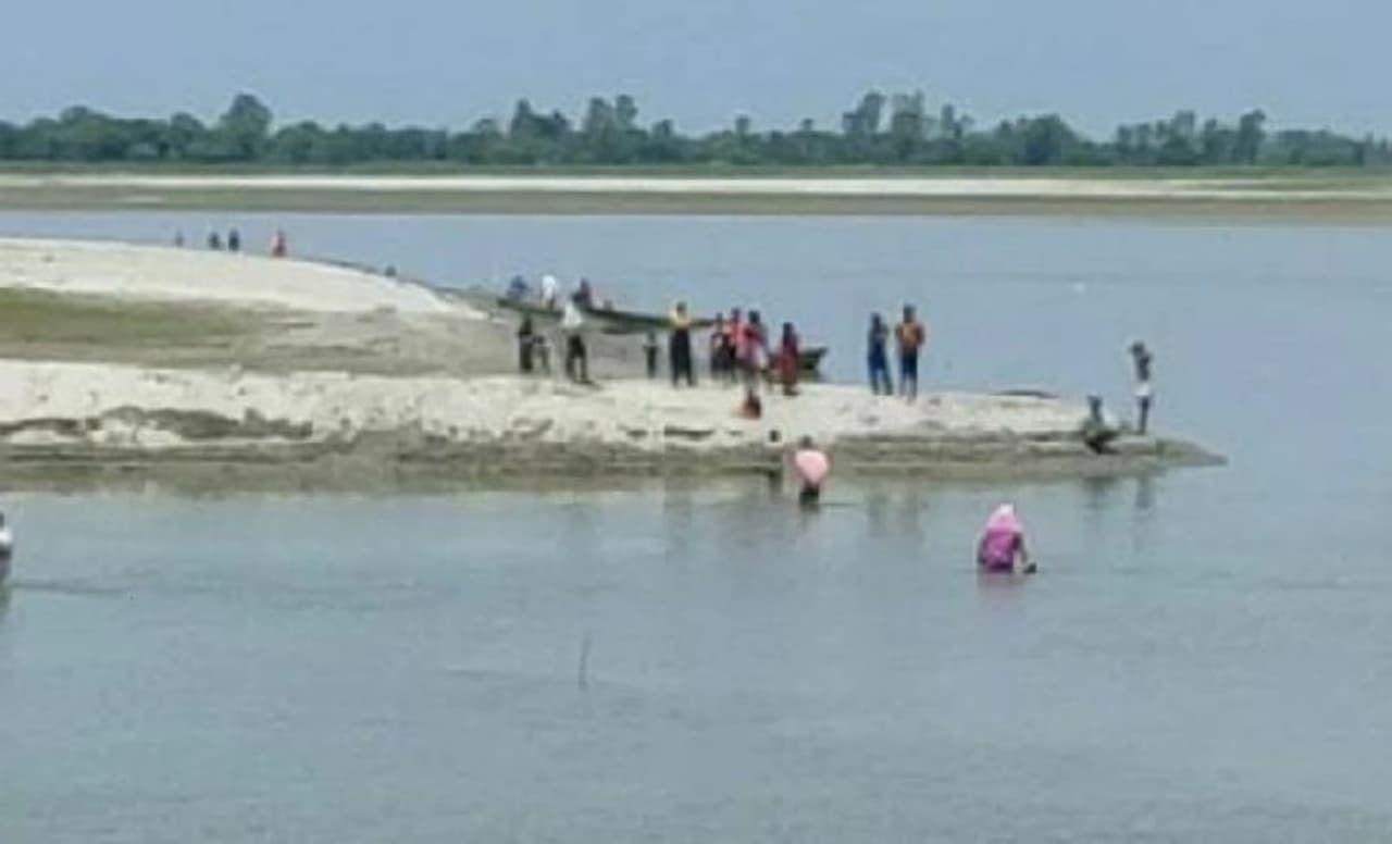 <p>ಅಚ್ಚರಿಯುಂಟು ಮಾಡುವ ಈ ದೃಶ್ಯ ಕಂಡು ಬಂದಿದ್ದು ಬಾರಾಬಂಕೀ ಜಿಲ್ಲೆಯ ಸಿಸೌದಾ ಹಳ್ಳಿಯದ್ದು. ಇಲ್ಲಿ ಶನಿವಾರ ಗ್ರಾಮಸ್ಥರು ಲಸಿಕೆ ಹಾಕಿಸಿಕೊಳ್ಳುವುದರಿಂದ ತಪ್ಪಿಸಿಕೊಳ್ಳಲು ಹಳ್ಳಿ ಬಿಟ್ಟು ಓಡಿ ಹೋಗಿ, ಸರಯೂ ನದಿಗೆ ಹಾರಿದ್ದಾರೆ. ಇಲ್ಲಿಂದ ಈಜಿ ಮತ್ತೊಂದು ದಡದಲ್ಲಿ ನಿಂತಿದ್ದಾರೆ.</p> <p>ಅಚ್ಚರಿಯುಂಟು ಮಾಡುವ ಈ ದೃಶ್ಯ ಕಂಡು ಬಂದಿದ್ದು ಬಾರಾಬಂಕೀ ಜಿಲ್ಲೆಯ ಸಿಸೌದಾ ಹಳ್ಳಿಯದ್ದು. ಇಲ್ಲಿ ಶನಿವಾರ ಗ್ರಾಮಸ್ಥರು ಲಸಿಕೆ ಹಾಕಿಸಿಕೊಳ್ಳುವುದರಿಂದ ತಪ್ಪಿಸಿಕೊಳ್ಳಲು ಹಳ್ಳಿ ಬಿಟ್ಟು ಓಡಿ ಹೋಗಿ, ಸರಯೂ ನದಿಗೆ ಹಾರಿದ್ದಾರೆ. ಇಲ್ಲಿಂದ ಈಜಿ ಮತ್ತೊಂದು ದಡದಲ್ಲಿ ನಿಂತಿದ್ದಾರೆ.</p>