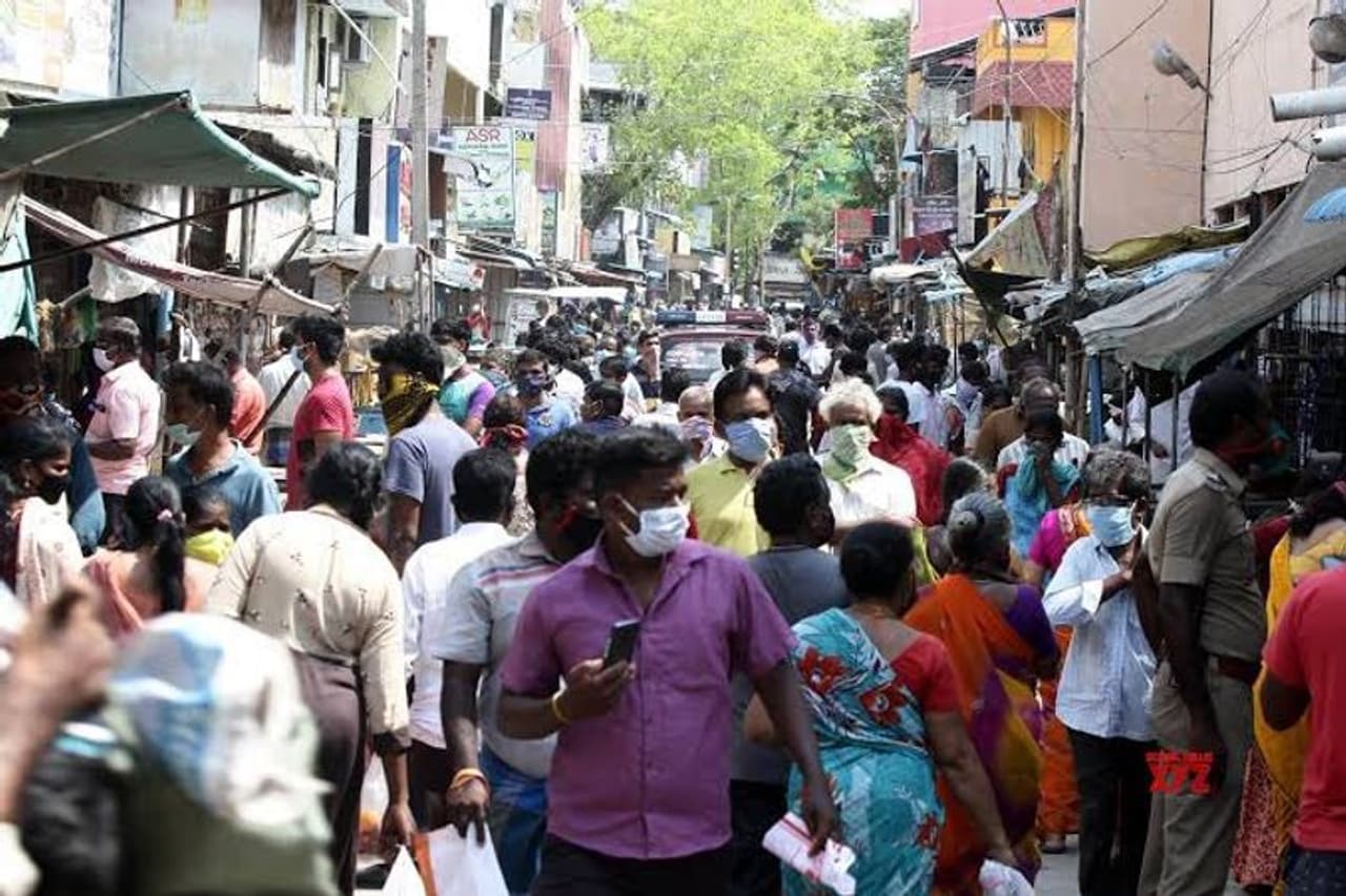 <p>தமிழகத்தில் நாளை முதல் ஒரு வாரத்திற்கு எவ்வித தளர்வுகளும் இல்லாத முழு ஊரடங்கு பிறப்பிக்கப்பட்டுள்ளது. இந்த ஒரு வார காலத்திற்கு காய்கறி, மளிகை கடைகளை கூட திறக்க அனுமதி கிடையாது.&nbsp;</p>