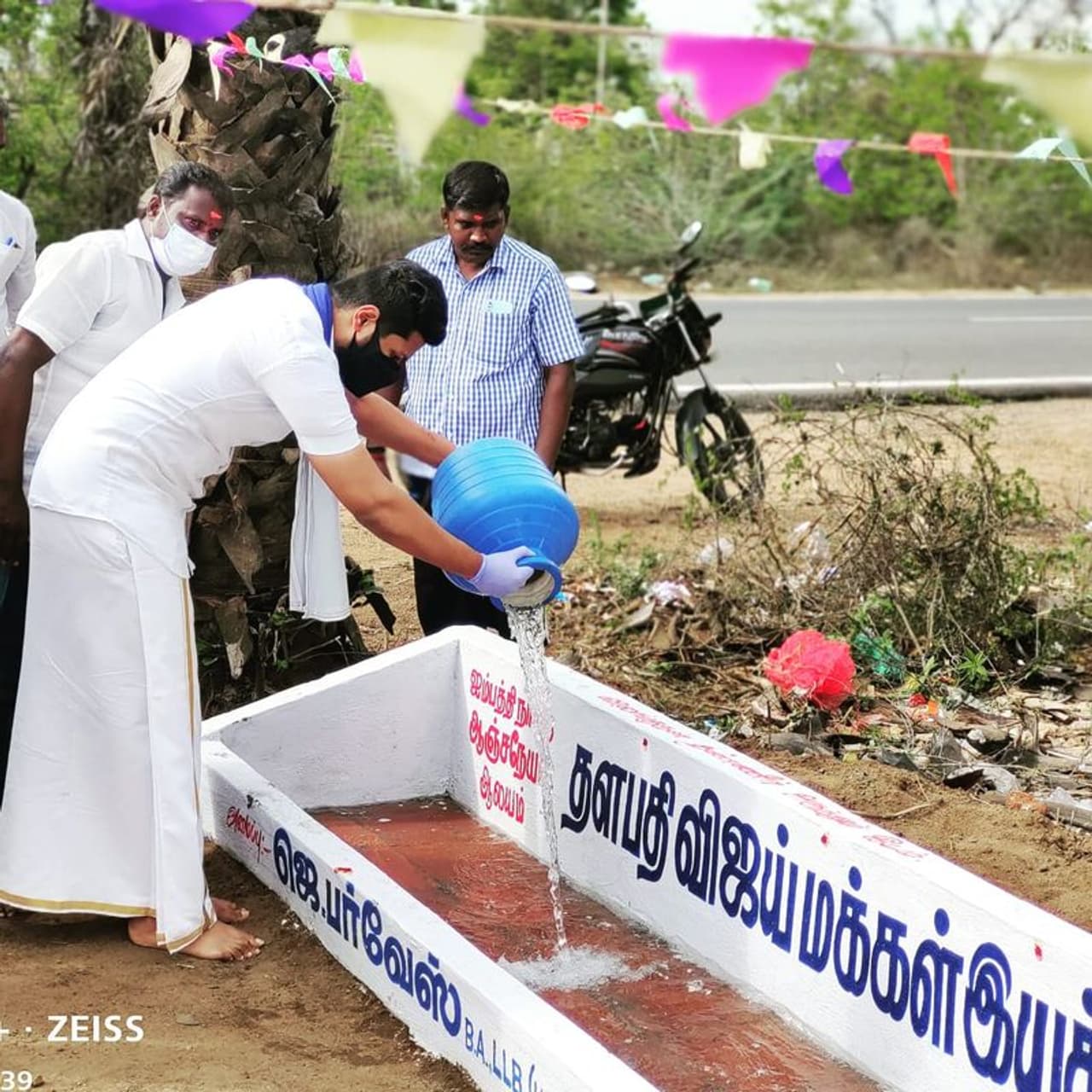 <p>புதுக்கோட்டை மருத்துவ கல்லூரி அருகில் அமைந்துள்ள ஸ்ரீ ஐம்பத்து நான்கு &nbsp;ஆஞ்சநேயர் ஆலயத்தில் சுமார் 300க்கும் மேற்பட்ட குரங்குகள் சுற்றி திரிந்து வருகின்றது.</p>