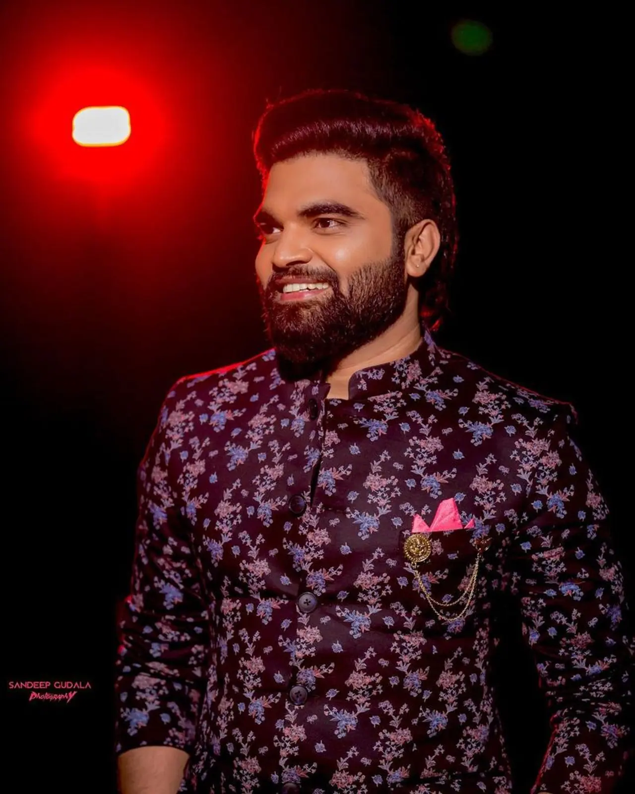 టీవీలో మేల్ యాంకర్లో టాప్లో ఉంటారు ప్రదీప్. ఈటీవీ, జీ తెలుగు, స్టార్మా ఇలా టెలివిజన్ ఛానెల్ ఏదైనా, షో ఏదైనా అందులో ప్రదీప్ యాంకర్గా కనిపించాల్సిందే. అంతగా తన మాట చాతుర్యంతో, కామెడీ టైమింగ్తో ఎంటర్టైన్ చేస్తున్నారు. ప్రదీప్కి సెపరేట్గా ఫ్యాన్ ఫాలోయింగ్ ఉందంటే అతిశయోక్తి కాదు. టీవీలో మేల్ యాంకర్లో టాప్లో ఉంటారు ప్రదీప్. ఈటీవీ, జీ తెలుగు, స్టార్మా ఇలా టెలివిజన్ ఛానెల్ ఏదైనా, షో ఏదైనా అందులో ప్రదీప్ యాంకర్గా కనిపించాల్సిందే. అంతగా తన మాట చాతుర్యంతో, కామెడీ టైమింగ్తో ఎంటర్టైన్ చేస్తున్నారు. ప్రదీప్కి సెపరేట్గా ఫ్యాన్ ఫాలోయింగ్ ఉందంటే అతిశయోక్తి కాదు.