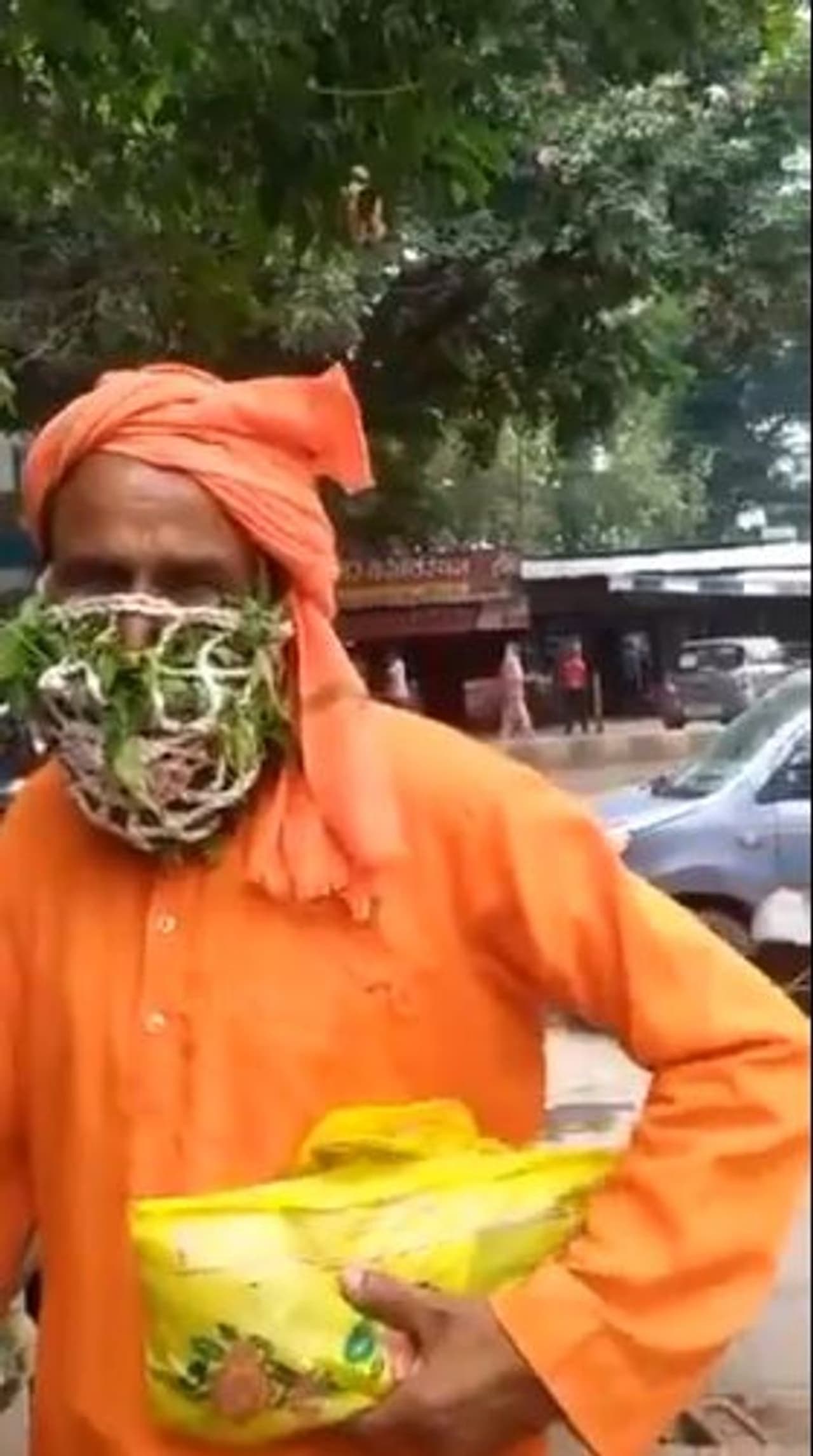 <p>కరోనాకు విరుగుడుగా ఓ బాబా కొత్తరకం మాస్కును కనిపెట్టాడు. అది పెట్టుకుని ఉత్తర్ ప్రదేశ్ రోడ్ల మీద ఓ వ్యక్తికి తారసపడ్డాడు. అతను ఆ బాబాతో మాట్లాడి, వీడియో తీసి సోషల్ మీడియాలో షేర్ చేశాడు. ఈ వీడియో ఇప్పుడు వైరల్ గా మారింది. </p> <p>కరోనాకు విరుగుడుగా ఓ బాబా కొత్తరకం మాస్కును కనిపెట్టాడు. అది పెట్టుకుని ఉత్తర్ ప్రదేశ్ రోడ్ల మీద ఓ వ్యక్తికి తారసపడ్డాడు. అతను ఆ బాబాతో మాట్లాడి, వీడియో తీసి సోషల్ మీడియాలో షేర్ చేశాడు. ఈ వీడియో ఇప్పుడు వైరల్ గా మారింది. </p>