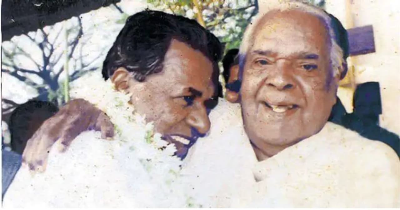 <p>സുഹൃത്ത് രൈരു നായർക്കൊപ്പം ...</p> <p>സുഹൃത്ത് രൈരു നായർക്കൊപ്പം ...</p>