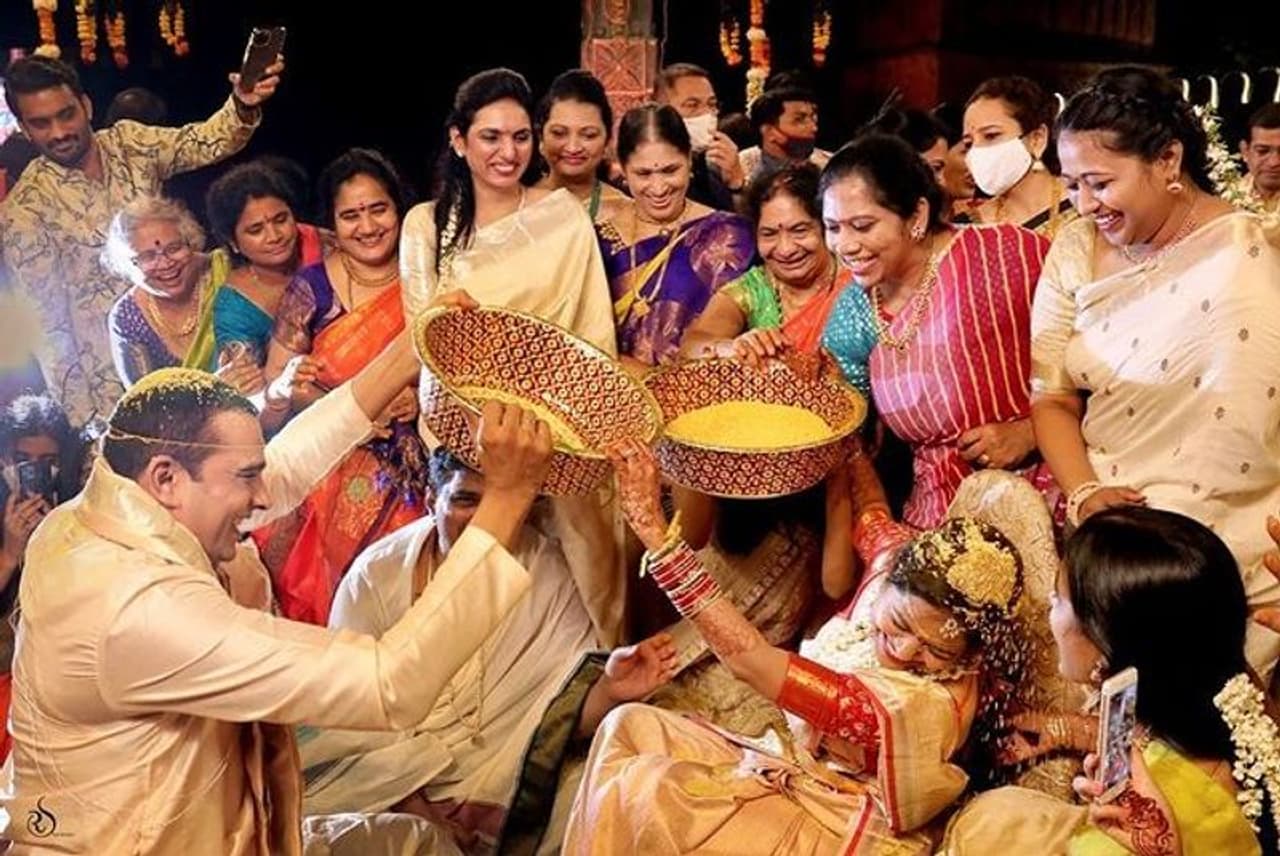 సింగర్ సునీత ఈ ఏడాది జనవరిలో ప్రముఖ డిజిటల్ రంగ అధినేత అయిన రామ్ వీరపనేనిని రెండో వివాహం చేసుకున్న విషయం తెలిసిందే. పెళ్లి తర్వాత సునీత చాలా సంతోషకరమైన జీవితాన్ని గడుపుతుంది. రెట్టింపు ఉత్సాహంతో కెరీర్లో ముందుకు సాగుతుంది. సింగర్ సునీత ఈ ఏడాది జనవరిలో ప్రముఖ డిజిటల్ రంగ అధినేత అయిన రామ్ వీరపనేనిని రెండో వివాహం చేసుకున్న విషయం తెలిసిందే. పెళ్లి తర్వాత సునీత చాలా సంతోషకరమైన జీవితాన్ని గడుపుతుంది. రెట్టింపు ఉత్సాహంతో కెరీర్లో ముందుకు సాగుతుంది.