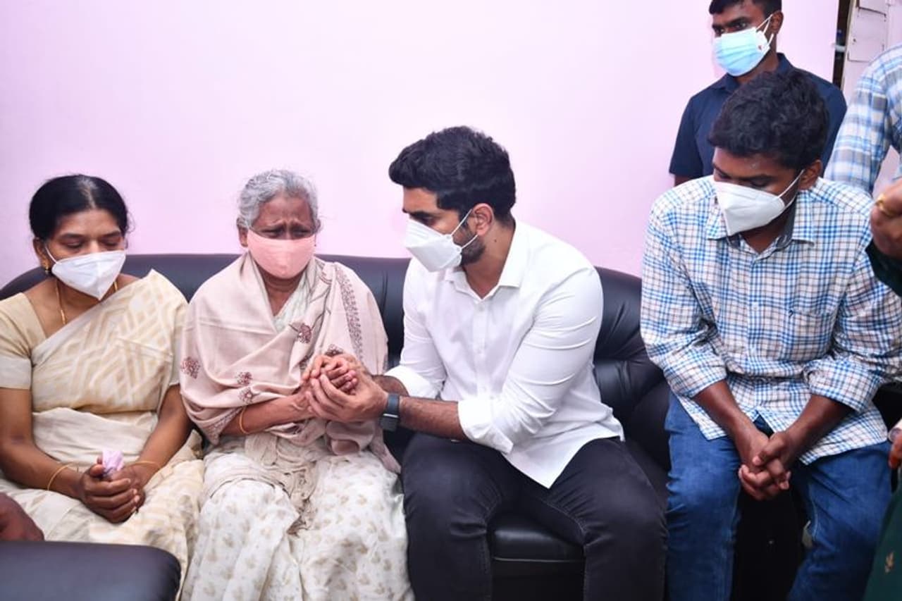 విశాఖపట్నం: ఆంధ్రప్రదేశ్ లో అంబేద్కర్ గారి రాజ్యాంగం అమలు కావడం లేదని... రాజారెడ్డి రాజ్యాంగం అమలవుతోందని టిడిపి జాతీయ ప్రధాన కార్యదర్శి నారా లోకేష్ మండిపడ్డారు. రాష్ట్రంలో దళితులకు రక్షణ లేకుండా పోయిందని....జగన్ రెడ్డి దళితులను, దళిత మేధావులను వెంటాడి, వేధించి చంపేస్తున్నాడని ఆందోళన వ్యక్తం చేశారు. విశాఖపట్నం: ఆంధ్రప్రదేశ్ లో అంబేద్కర్ గారి రాజ్యాంగం అమలు కావడం లేదని... రాజారెడ్డి రాజ్యాంగం అమలవుతోందని టిడిపి జాతీయ ప్రధాన కార్యదర్శి నారా లోకేష్ మండిపడ్డారు. రాష్ట్రంలో దళితులకు రక్షణ లేకుండా పోయిందని....జగన్ రెడ్డి దళితులను, దళిత మేధావులను వెంటాడి, వేధించి చంపేస్తున్నాడని ఆందోళన వ్యక్తం చేశారు.