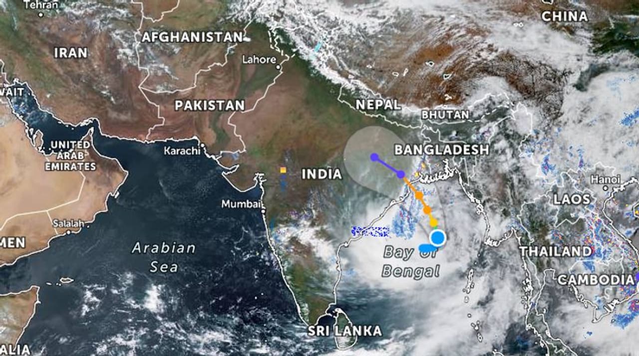 <p>ഒഡീഷയിലെ പാരാദ്വീപിന് തെക്ക് തെക്ക് കിഴക്ക് 540 കിലോമീറ്ററും പശ്ചിമ ബംഗാളിലെ ദിഗയിൽ നിന്ന് 630 കിലോമീറ്റർ തെക്ക് തെക്ക് കിഴക്കുമായാണ് ഇപ്പോള് യാസിന്റെ സ്ഥാനം. വടക്ക് വടക്ക് പടിഞ്ഞാറ് ദിശയിലേക്ക് നീങ്ങാനും ചൊവ്വാഴ്ചയോടെ കടുത്ത ചുഴലിക്കാറ്റിലേക്കും തീവ്രമായ ചുഴലിക്കാറ്റിലേക്കും രൂപം മാറാനും സാധ്യതയുണ്ട്. </p><p><em>( ചിത്രം: സൂം എര്ത്ത് ഡോട്ട് കോമില് നിന്ന്.</em></p> <p>ഒഡീഷയിലെ പാരാദ്വീപിന് തെക്ക് തെക്ക് കിഴക്ക് 540 കിലോമീറ്ററും പശ്ചിമ ബംഗാളിലെ ദിഗയിൽ നിന്ന് 630 കിലോമീറ്റർ തെക്ക് തെക്ക് കിഴക്കുമായാണ് ഇപ്പോള് യാസിന്റെ സ്ഥാനം. വടക്ക് വടക്ക് പടിഞ്ഞാറ് ദിശയിലേക്ക് നീങ്ങാനും ചൊവ്വാഴ്ചയോടെ കടുത്ത ചുഴലിക്കാറ്റിലേക്കും തീവ്രമായ ചുഴലിക്കാറ്റിലേക്കും രൂപം മാറാനും സാധ്യതയുണ്ട്. </p><p><em>( ചിത്രം: സൂം എര്ത്ത് ഡോട്ട് കോമില് നിന്ന്.</em></p>
