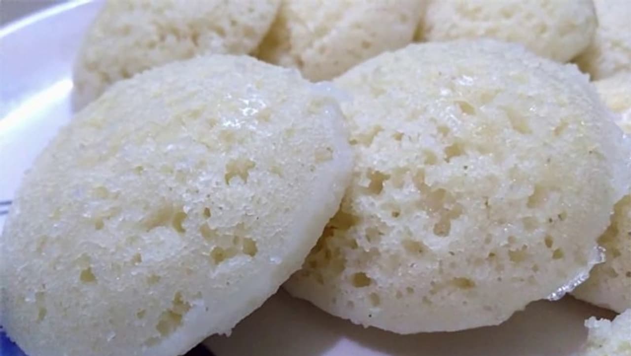 <p><strong>ಅನ್ನದಿಂದ ಸಾಫ್ಟ್ ಇಡ್ಲಿ :</strong><br />ರಾತ್ರಿ ಸಾಕಷ್ಟು ಅನ್ನ ಉಳಿದಿದ್ದರೆ, ಮರುದಿನ ನೀವು ಅದರಿಂದ ಇಡ್ಲಿ ತಯಾರಿಸಬಹುದು. 2 3 ಚಮಚ ನೀರು ಹಾಕಿ ಅನ್ನವನ್ನು ಮಿಕ್ಸಿ ಮಾಡಿಕೊಳ್ಳಿ. 1 ಕಪ್ ರವೆ, ಅರ್ಧ ಕಪ್ ಮೊಸರು, ಉಪ್ಪು ಮತ್ತು ನೀರು ಬೆರೆಸಿ. ಹಿಟ್ಟು ತಯಾರಿಸಿ 20 ನಿಮಿಷಗಳ ಕಾಲ ಬಿಡಿ. ಈಗ ಇದಕ್ಕೆ ಫ್ರೂಟ್ ಸಾಲ್ಟ್ ಅಥವಾ ಬೇಕಿಂಗ್ ಸೋಡಾ ಸೇರಿಸಿ. ಮೃದುವಾದ ಇಡ್ಲಿಯನ್ನು ತಯಾರಿಸಿ.<br /> </p> <p><strong>ಅನ್ನದಿಂದ ಸಾಫ್ಟ್ ಇಡ್ಲಿ :</strong><br />ರಾತ್ರಿ ಸಾಕಷ್ಟು ಅನ್ನ ಉಳಿದಿದ್ದರೆ, ಮರುದಿನ ನೀವು ಅದರಿಂದ ಇಡ್ಲಿ ತಯಾರಿಸಬಹುದು. 2 3 ಚಮಚ ನೀರು ಹಾಕಿ ಅನ್ನವನ್ನು ಮಿಕ್ಸಿ ಮಾಡಿಕೊಳ್ಳಿ. 1 ಕಪ್ ರವೆ, ಅರ್ಧ ಕಪ್ ಮೊಸರು, ಉಪ್ಪು ಮತ್ತು ನೀರು ಬೆರೆಸಿ. ಹಿಟ್ಟು ತಯಾರಿಸಿ 20 ನಿಮಿಷಗಳ ಕಾಲ ಬಿಡಿ. ಈಗ ಇದಕ್ಕೆ ಫ್ರೂಟ್ ಸಾಲ್ಟ್ ಅಥವಾ ಬೇಕಿಂಗ್ ಸೋಡಾ ಸೇರಿಸಿ. ಮೃದುವಾದ ಇಡ್ಲಿಯನ್ನು ತಯಾರಿಸಿ.<br /> </p>