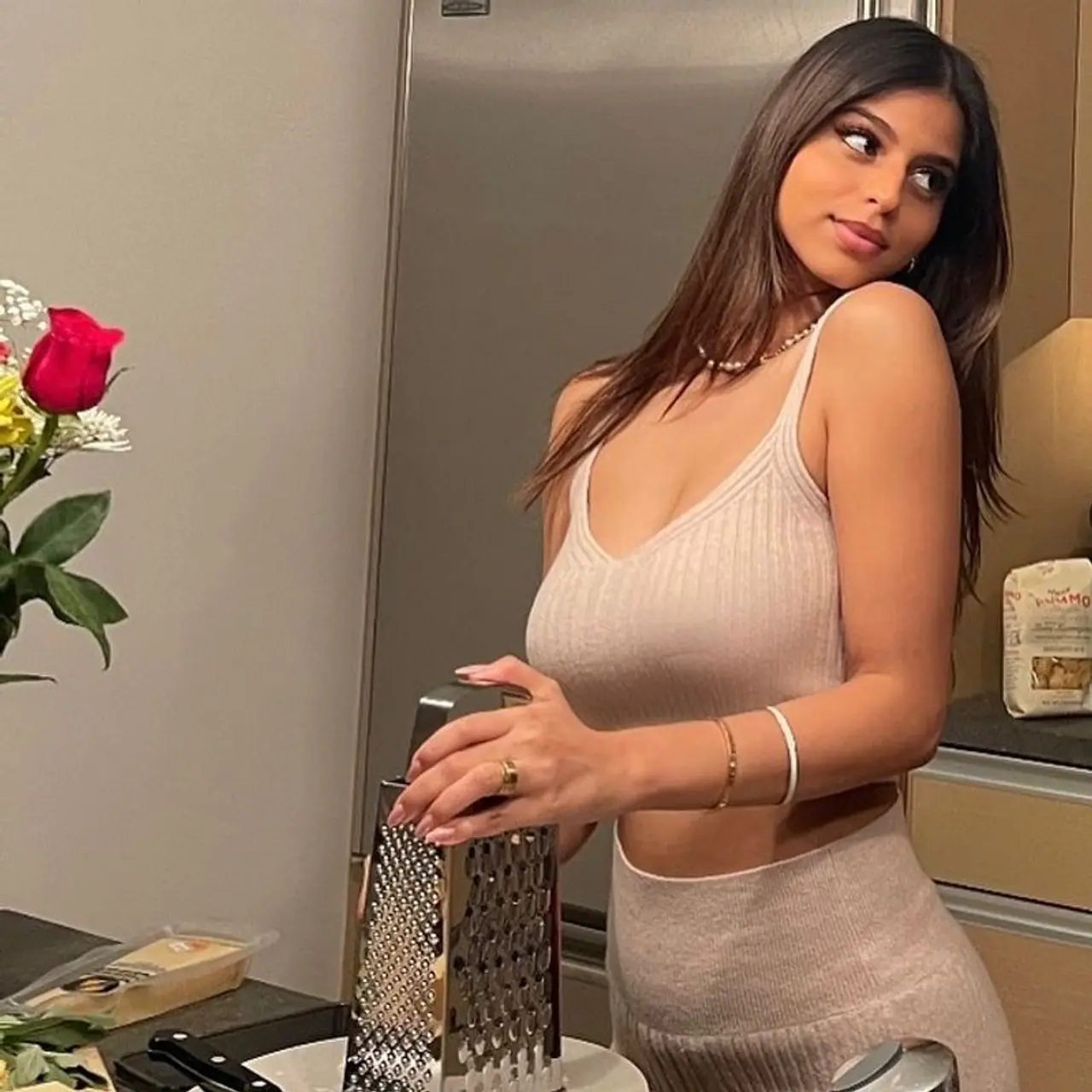 విదేశాలలో విద్యను అభ్యసిస్తున్న సుహానా ఇటీవల తన 21వ బర్త్ డే గ్రాండ్ గా జరుపుకుంది. ఇక సుహానా ఐ యామ్ 21 అంటూ తన లేటెస్ట్ ఫోటో పంచుకుంది. సుహానా బర్త్ డే పోస్ట్ కి విపరీతమైన స్పందన దక్కింది. విదేశాలలో విద్యను అభ్యసిస్తున్న సుహానా ఇటీవల తన 21వ బర్త్ డే గ్రాండ్ గా జరుపుకుంది. ఇక సుహానా ఐ యామ్ 21 అంటూ తన లేటెస్ట్ ఫోటో పంచుకుంది. సుహానా బర్త్ డే పోస్ట్ కి విపరీతమైన స్పందన దక్కింది.