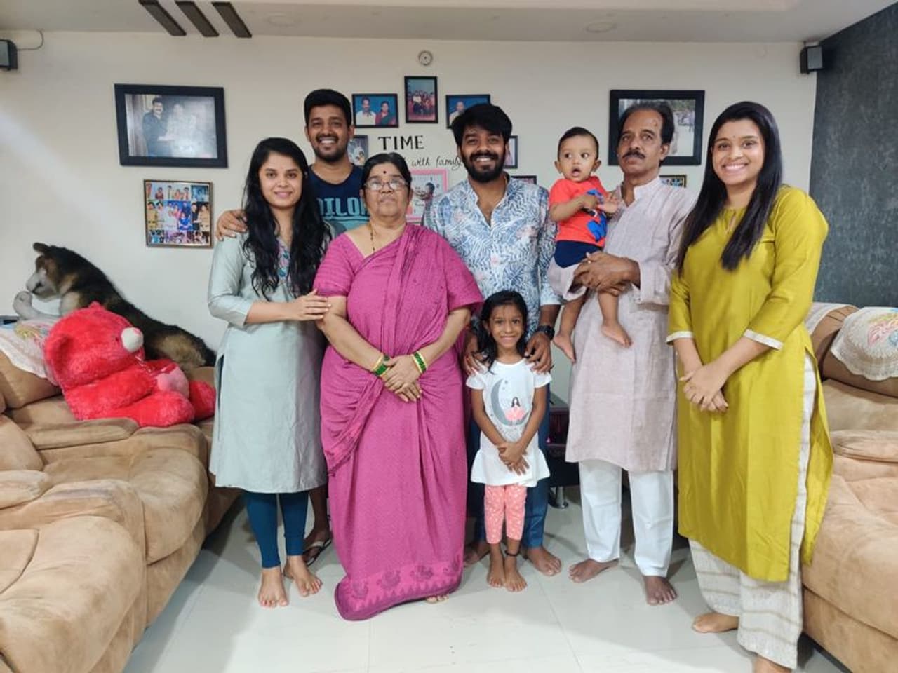 ముక్కు మొహం తెలియని కమెడియన్ నుండి వెండితెరపై హీరోగా ఎదిగిన సుధీర్ ప్రస్థానం చాలా మందిలో స్ఫూర్తి నింపుతుంది. జబర్దస్త్ వేదిక ద్వారా బుల్లితెరకు పరిచయమైన సుధీర్ మోస్ట్ వాంటెడ్ ఆర్టిస్ట్ గా మారిపోయారు. ముక్కు మొహం తెలియని కమెడియన్ నుండి వెండితెరపై హీరోగా ఎదిగిన సుధీర్ ప్రస్థానం చాలా మందిలో స్ఫూర్తి నింపుతుంది. జబర్దస్త్ వేదిక ద్వారా బుల్లితెరకు పరిచయమైన సుధీర్ మోస్ట్ వాంటెడ్ ఆర్టిస్ట్ గా మారిపోయారు.