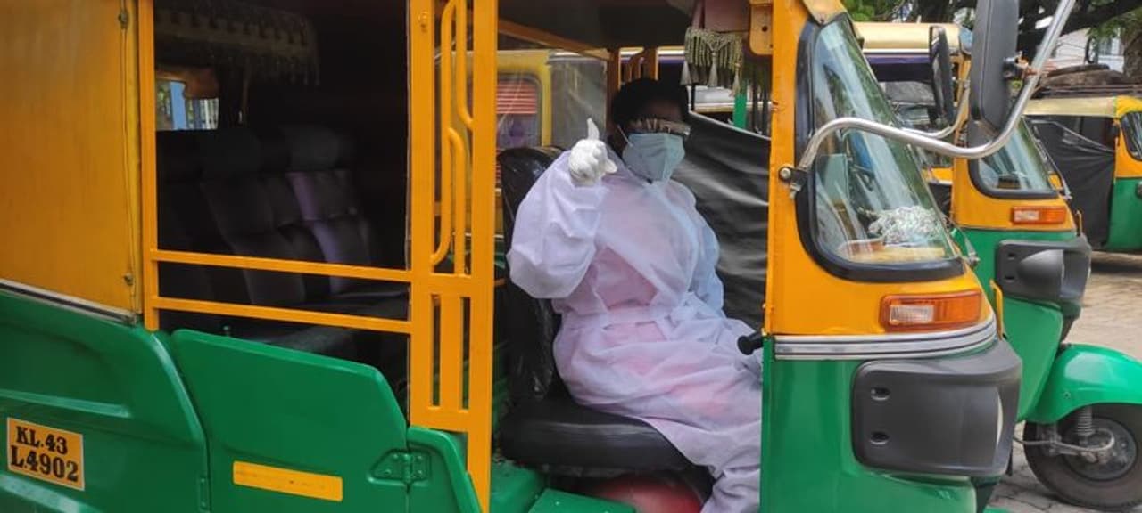 <p>എറണാകുളം ജില്ലയിലെ ദിവസേനയുള്ള കൊവിഡ് കണക്ക് മൂവായിരത്തിൽ തന്നെ തുടരുകയാണ്. ഈ സാഹചര്യത്തിലാണ് രോഗികളെ വേഗത്തിൽ ആശുപത്രികളിലെത്തിക്കാൻ ഓട്ടോ സൗകര്യമൊരുക്കാന്‍ കൊച്ചി നഗരസഭയും മുന്‍കൈയെടുത്തത്.&nbsp;</p>
