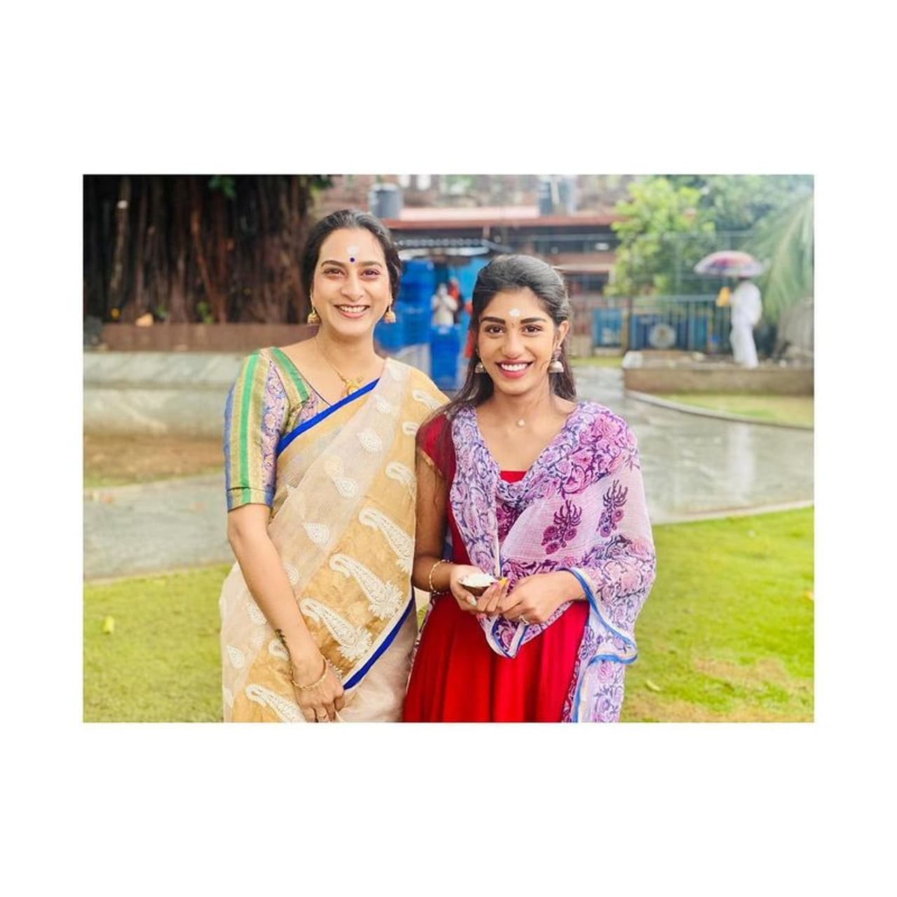 ఇంస్టాగ్రామ్, ట్విట్టర్ లో సుప్రీతాకు లక్షల్లో ఫాలోయర్స్ వున్నారు. తరచుగా ఆమె ఇంస్టాగ్రామ్ ఛాట్స్ పాల్గోవడం కూడా ఆమెకు ఫ్యాన్ బేస్ ఏర్పడేలా చేస్తుంది. సోషల్ మీడియాలో గ్లామరస్ ఫోటోలు పంచుకోవడంతో పాటు ఛాట్ చేస్తూ ఉంటుంది ఆమె. ఇంస్టాగ్రామ్, ట్విట్టర్ లో సుప్రీతాకు లక్షల్లో ఫాలోయర్స్ వున్నారు. తరచుగా ఆమె ఇంస్టాగ్రామ్ ఛాట్స్ పాల్గోవడం కూడా ఆమెకు ఫ్యాన్ బేస్ ఏర్పడేలా చేస్తుంది. సోషల్ మీడియాలో గ్లామరస్ ఫోటోలు పంచుకోవడంతో పాటు ఛాట్ చేస్తూ ఉంటుంది ఆమె.