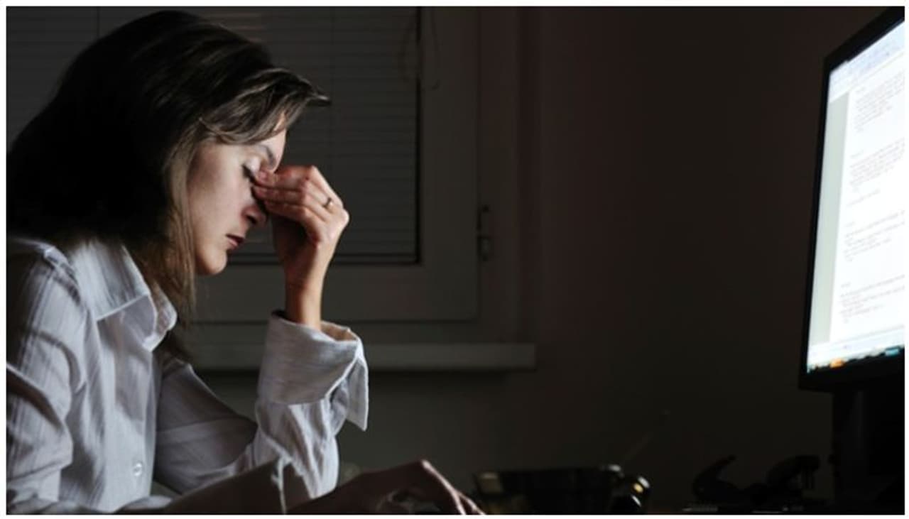 <p style="text align: justify;">ನೈಟ್ ಶಿಫ್ಟ್ ನಲ್ಲಿ ಕೆಲಸ ಮಾಡೋರು ಆರೋಗ್ಯದಿಂದ ಇರೋದು ತುಂಬಾನೆ ಮುಖ್ಯ. ಇಂತಹ ಸಂದರ್ಭದಲ್ಲಿ ಸೇವಿಸುವ ಆಹಾರ ಮತ್ತು ಕೆಲವೊಂದು ವಿಷಯಗಳ ಮೇಲೆ ಗಮನ ಹರಿಸಲೇಬೇಕು. ಮುಖ್ಯವಾಗಿ ನೈಟ್ ಶಿಫ್ಟ್ ಮಾಡೋರು ಸರಿಯಾಗಿ ನಿದ್ರೆ ಮಾಡಲೇಬೇಕು. ಇಲ್ಲದಿದ್ದರೆ ಹಗಲು, ರಾತ್ರಿ ಎರಡೂ ಸಹ ಹಾಳಾಗೋದು ಖಂಡಿತಾ. ಹಾಗಿದ್ದರೆ ಏನು ಮಾಡಬೇಕು ನೋಡೋಣ. </p> <p style="text align: justify;">ನೈಟ್ ಶಿಫ್ಟ್ ನಲ್ಲಿ ಕೆಲಸ ಮಾಡೋರು ಆರೋಗ್ಯದಿಂದ ಇರೋದು ತುಂಬಾನೆ ಮುಖ್ಯ. ಇಂತಹ ಸಂದರ್ಭದಲ್ಲಿ ಸೇವಿಸುವ ಆಹಾರ ಮತ್ತು ಕೆಲವೊಂದು ವಿಷಯಗಳ ಮೇಲೆ ಗಮನ ಹರಿಸಲೇಬೇಕು. ಮುಖ್ಯವಾಗಿ ನೈಟ್ ಶಿಫ್ಟ್ ಮಾಡೋರು ಸರಿಯಾಗಿ ನಿದ್ರೆ ಮಾಡಲೇಬೇಕು. ಇಲ್ಲದಿದ್ದರೆ ಹಗಲು, ರಾತ್ರಿ ಎರಡೂ ಸಹ ಹಾಳಾಗೋದು ಖಂಡಿತಾ. ಹಾಗಿದ್ದರೆ ಏನು ಮಾಡಬೇಕು ನೋಡೋಣ. </p>