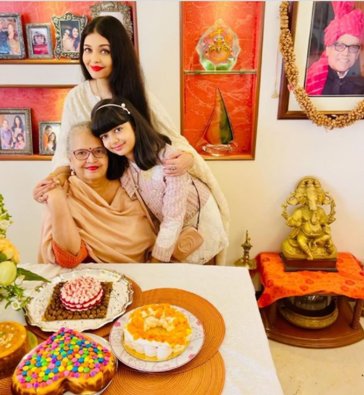 <p>ಐಶ್ವರ್ಯಾ ರೈ ಬಚ್ಚನ್ ಇತ್ತೀಚೆಗೆ ತಾಯಿ ವೃಂದಾ ರೈ ಅವರ ಜನ್ಮದಿನವನ್ನು ಆಚರಿಸಿದ್ದಾರೆ.</p> <p>ಐಶ್ವರ್ಯಾ ರೈ ಬಚ್ಚನ್ ಇತ್ತೀಚೆಗೆ ತಾಯಿ ವೃಂದಾ ರೈ ಅವರ ಜನ್ಮದಿನವನ್ನು ಆಚರಿಸಿದ್ದಾರೆ.</p>