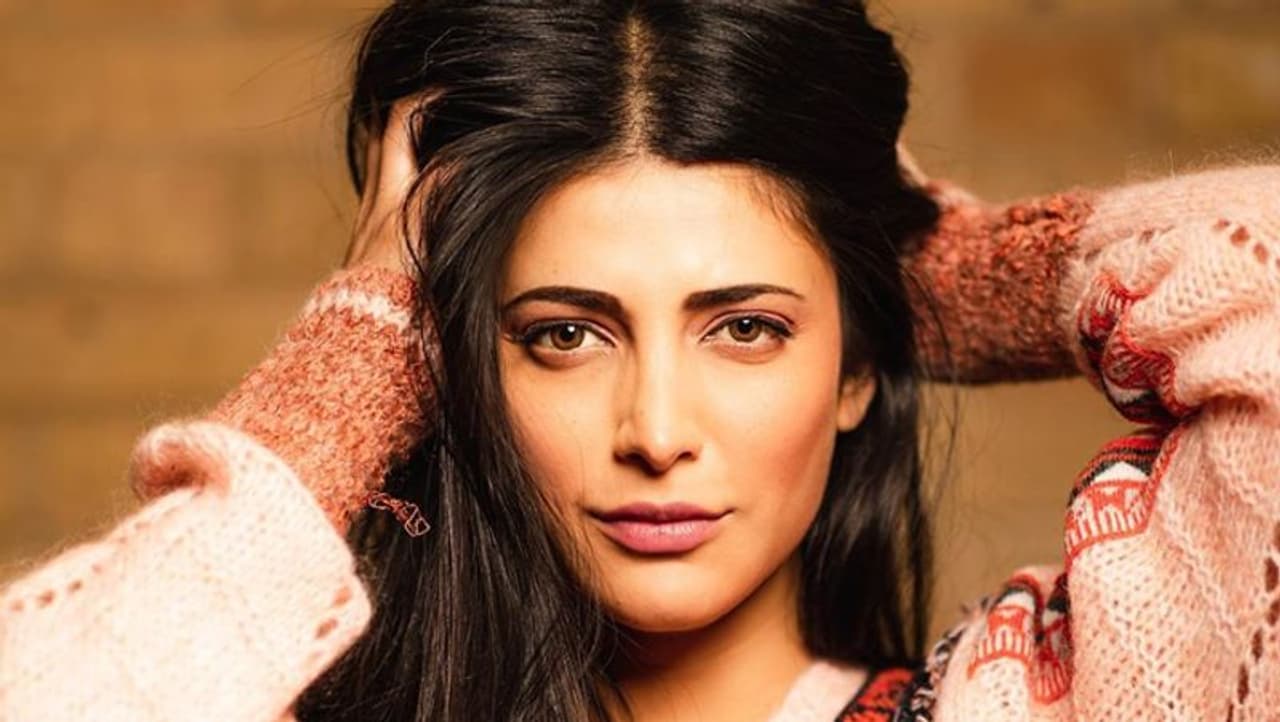 <p>ಶ್ರುತಿ ಹಾಸನ್ ತನ್ನ ಪೋಷಕರು, ಕಮಲ್ ಹಾಸನ್ ಮತ್ತು ಸಾರಿಕಾ ಅವರ ವಿಚ್ಛೇದನೆ ಬಗ್ಗೆ ಮಾತನಾಡಿದ್ದಾರೆ.</p> <p>ಶ್ರುತಿ ಹಾಸನ್ ತನ್ನ ಪೋಷಕರು, ಕಮಲ್ ಹಾಸನ್ ಮತ್ತು ಸಾರಿಕಾ ಅವರ ವಿಚ್ಛೇದನೆ ಬಗ್ಗೆ ಮಾತನಾಡಿದ್ದಾರೆ.</p>