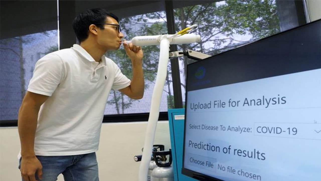 <p>మందు తాగి వాహనాలు నడిపే వారిని గుర్తించడానికి పోలీసులు బ్రీత్ టెస్ట్ నిర్వహిస్తుంటారు. అదే రీతిలో ఒక్క నిమిషం లోనే కరోనాను గుర్తించే ఓ వినూత్న సాధనాన్ని సింగపూర్ పరిశోధకులు అభివృద్ధి చేశారు.</p>