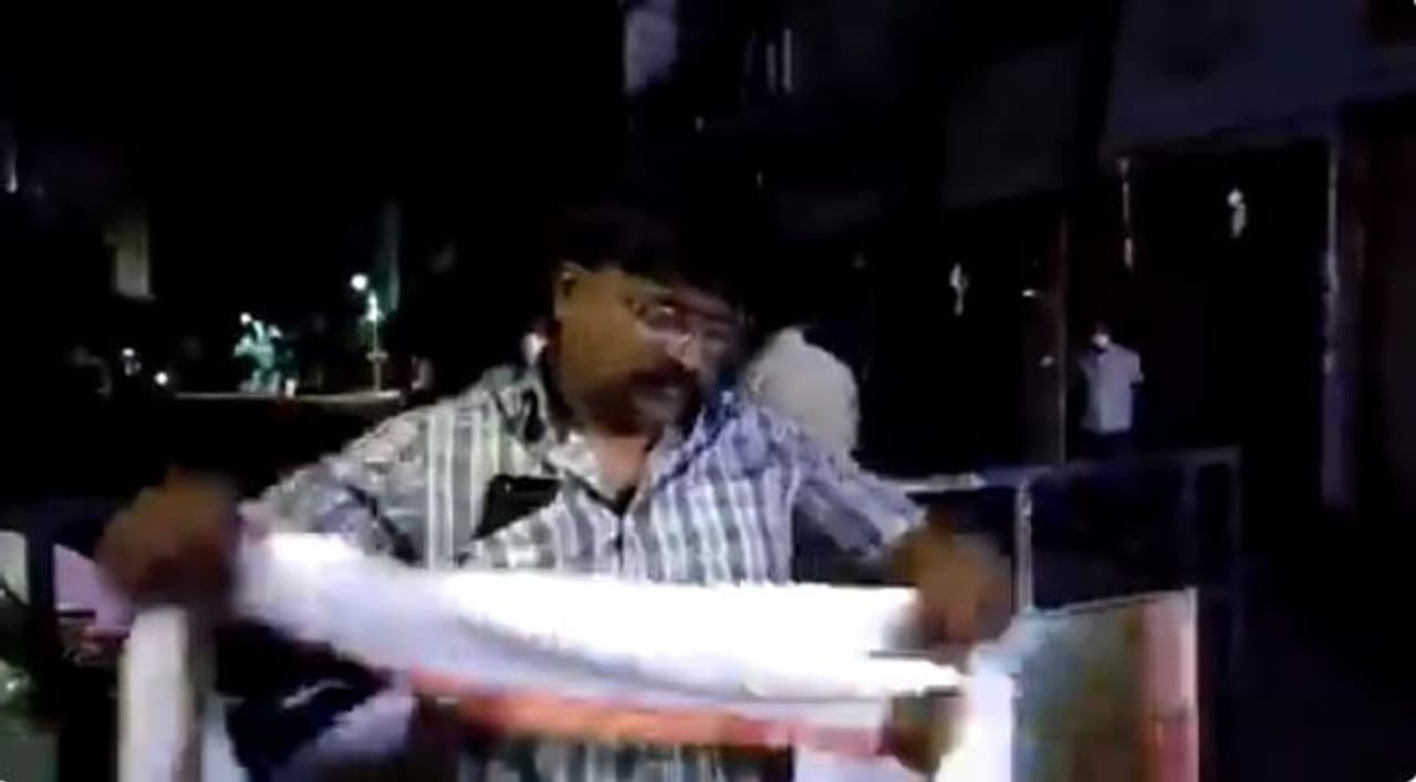 <p>లాక్ డౌన్ నిబంధనలు తన సిబ్బంది ఎలా అమలు చేస్తున్నారో.. తెలుసుకోవాలనుకున్నాడో ఏసీపీ.. దీనికోసం స్వయంగా మారువేషంలో రంగంలోకి దిగాడు. ఈ ఘటన సిద్దిపేట జిల్లాలో చోటుచేసుకుంది.&nbsp;</p>