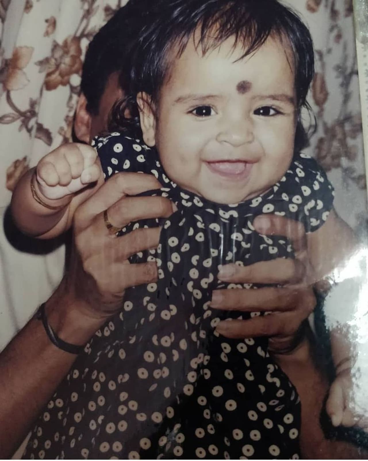 <p>விஜய் டிவியில் தற்போது ஒட்டு மொத்த ரசிகர்களின் மனம் கவர்ந்த நிகழ்ச்சியாக மாறியுள்ளது 'குக் வித் கோமாளி'. இந்த நிகழ்ச்சியின் ஃபைனல் சமீபத்தில் நடந்து முடிந்த நிலையில், விரைவில் மூன்றாவது சீசன் துவங்கும் என எதிர்பார்க்கப்படுகிறது.</p>