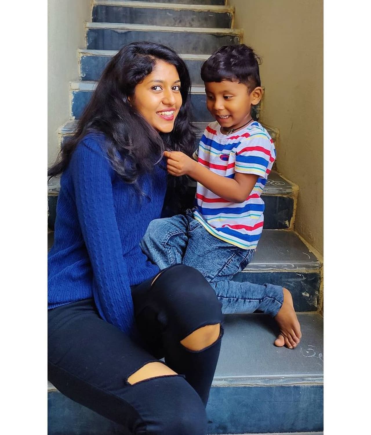 <p>தெலுங்கு திரையுலகின் முன்னணி பின்னணி பாடகிகளில் ஒருவராக வலம் வருபவர் மது பிரியா. இவர் தெலுங்கில் பல முன்னணி நடிகர்களின் சூப்பர் ஹிட் படங்களுக்கு பாடல் பாடியுள்ளார். குறிப்பாக... பிடா, டச் சேசி சுடு, நேலா டிக்கட், சாக்ஷியம் என இவர் பாடியுள்ள படங்களின் லிஸ்ட் நீண்டு கொண்டே செல்கிறது.</p> <p>தெலுங்கு திரையுலகின் முன்னணி பின்னணி பாடகிகளில் ஒருவராக வலம் வருபவர் மது பிரியா. இவர் தெலுங்கில் பல முன்னணி நடிகர்களின் சூப்பர் ஹிட் படங்களுக்கு பாடல் பாடியுள்ளார். குறிப்பாக... பிடா, டச் சேசி சுடு, நேலா டிக்கட், சாக்ஷியம் என இவர் பாடியுள்ள படங்களின் லிஸ்ட் நீண்டு கொண்டே செல்கிறது.</p>