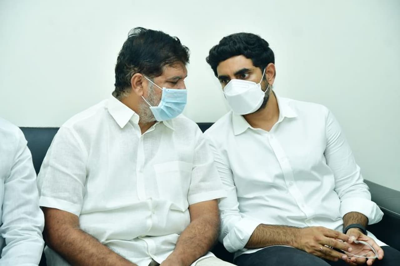 విజయవాడ: అక్రమాలకు పాల్పడినట్లు ఆరోపణలు ఎదుర్కొంటూ ఇటీవలే అరెస్టయిన సంగం డెయిరీ చైర్మన్, టిడిపి మాజీ ఎమ్మెల్యే ధూళిపాళ్ల నరేంద్రకుమార్ మంగళవారం బెయిల్ పై విడుదలైన విషయం తెలిసిందే. ఈ సందర్భంగా బుధవారం విజయవాడలోని దూళిపాళ్ల ఇంటికి వెళ్లి ఆయనను పరామర్శించారు టిడిపి జాతీయ ప్రధాన కార్యదర్శి నారా లోకేష్. ఇంట్లోకి వెళుతూనే దూళిపాళ్లను ఆలింగనం చేసుకున్న లోకేష్ ఆయన కుటుంబసభ్యులను కూడా ఆత్మీయంగా పలకరించారు. విజయవాడ: అక్రమాలకు పాల్పడినట్లు ఆరోపణలు ఎదుర్కొంటూ ఇటీవలే అరెస్టయిన సంగం డెయిరీ చైర్మన్, టిడిపి మాజీ ఎమ్మెల్యే ధూళిపాళ్ల నరేంద్రకుమార్ మంగళవారం బెయిల్ పై విడుదలైన విషయం తెలిసిందే. ఈ సందర్భంగా బుధవారం విజయవాడలోని దూళిపాళ్ల ఇంటికి వెళ్లి ఆయనను పరామర్శించారు టిడిపి జాతీయ ప్రధాన కార్యదర్శి నారా లోకేష్. ఇంట్లోకి వెళుతూనే దూళిపాళ్లను ఆలింగనం చేసుకున్న లోకేష్ ఆయన కుటుంబసభ్యులను కూడా ఆత్మీయంగా పలకరించారు.