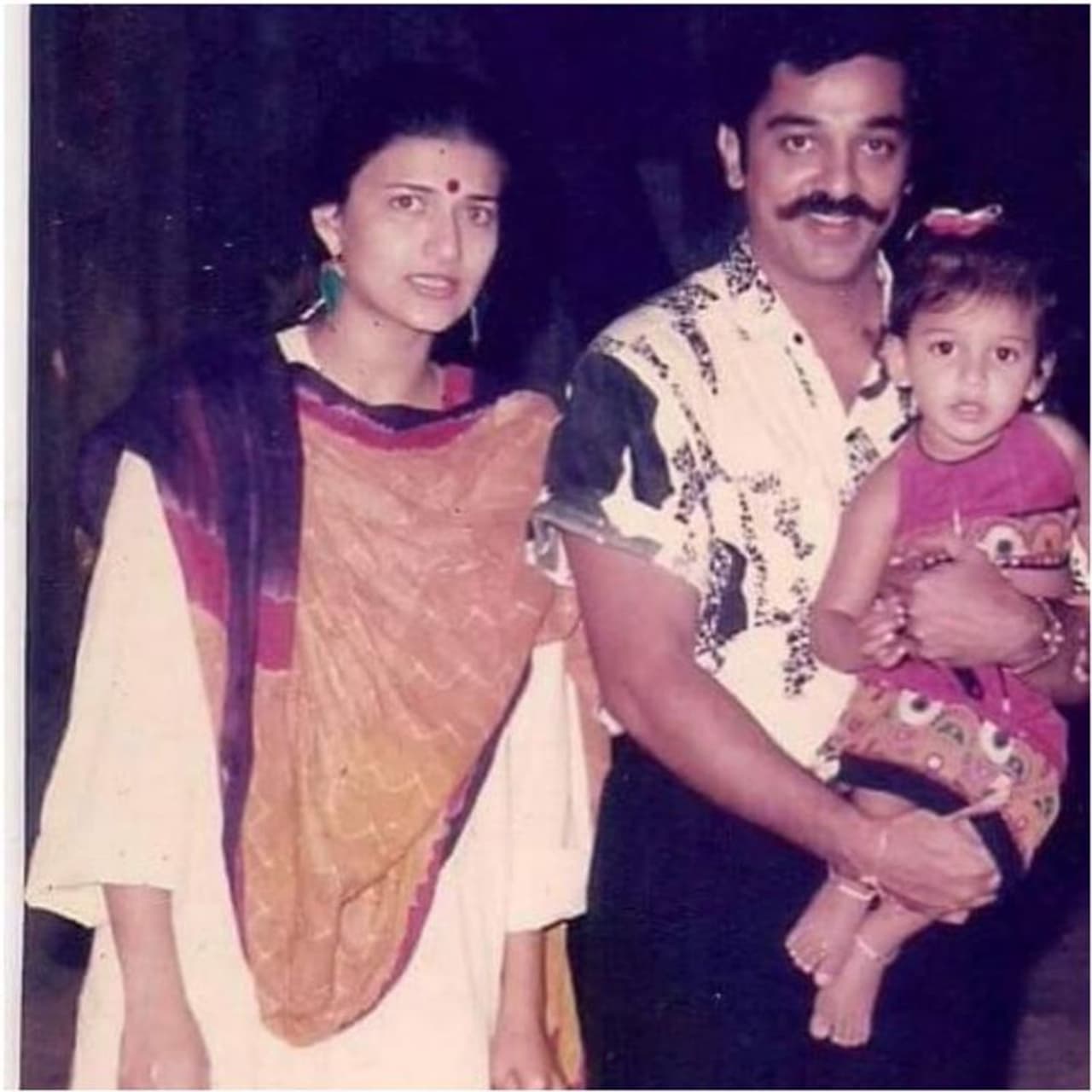 శృతి హాసన్, అక్షర హాసన్ లు కమల్, సారికలకు జన్మించారు. కమల్, సారి 1980లో వివాహం చేసుకున్నారు. అనంతరం 2004లో విడాకులు తీసుకున్నారు. అప్పుడు శృతి ఇంకా చిన్నపిల్లే. ఆ సమయంలో తల్లిదండ్రులు విడిపోవడంపై పిల్లలు చాలా బాధపడతారు. కానీ శృతి అలా ఫీలవ్వలేదట. పైగా సంతోషించినట్టు తెలిపింది. శృతి హాసన్, అక్షర హాసన్ లు కమల్, సారికలకు జన్మించారు. కమల్, సారి 1980లో వివాహం చేసుకున్నారు. అనంతరం 2004లో విడాకులు తీసుకున్నారు. అప్పుడు శృతి ఇంకా చిన్నపిల్లే. ఆ సమయంలో తల్లిదండ్రులు విడిపోవడంపై పిల్లలు చాలా బాధపడతారు. కానీ శృతి అలా ఫీలవ్వలేదట. పైగా సంతోషించినట్టు తెలిపింది.