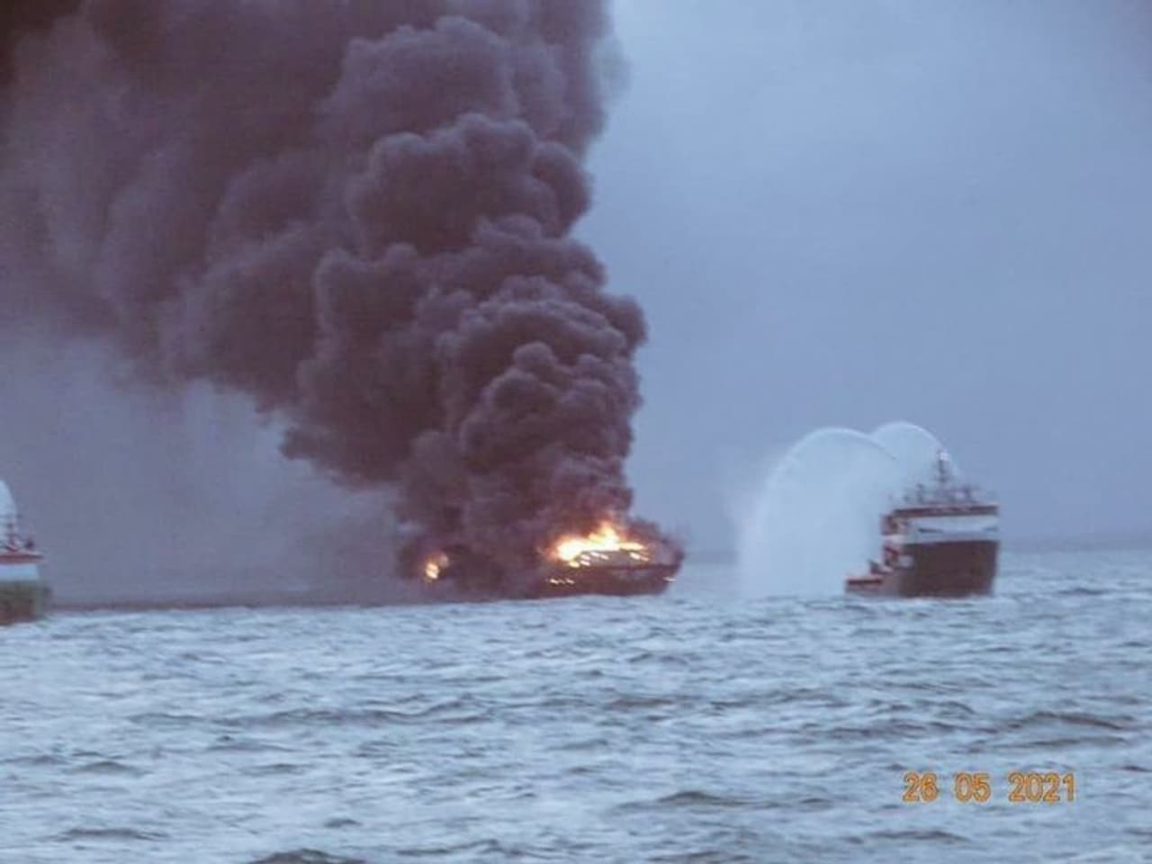 <p>മറ്റ് ചരക്കുകളോടൊപ്പം 25 ടണ് നൈട്രിക് ആസിഡ് കപ്പലിലുണ്ടായിരുന്നത് ഏറെ ആശങ്കയുയര്ത്തുന്നു. ബംഗാള് ഉള്ക്കടലില് രൂപപ്പെട്ട യാസ് ചുഴലിക്കാറ്റിനെ തുടര്ന്ന് ശ്രീലങ്കയിലും ശക്തമായ കാറ്റാണ് അനുഭവപ്പെടുന്നത്. </p> <p>മറ്റ് ചരക്കുകളോടൊപ്പം 25 ടണ് നൈട്രിക് ആസിഡ് കപ്പലിലുണ്ടായിരുന്നത് ഏറെ ആശങ്കയുയര്ത്തുന്നു. ബംഗാള് ഉള്ക്കടലില് രൂപപ്പെട്ട യാസ് ചുഴലിക്കാറ്റിനെ തുടര്ന്ന് ശ്രീലങ്കയിലും ശക്തമായ കാറ്റാണ് അനുഭവപ്പെടുന്നത്. </p>