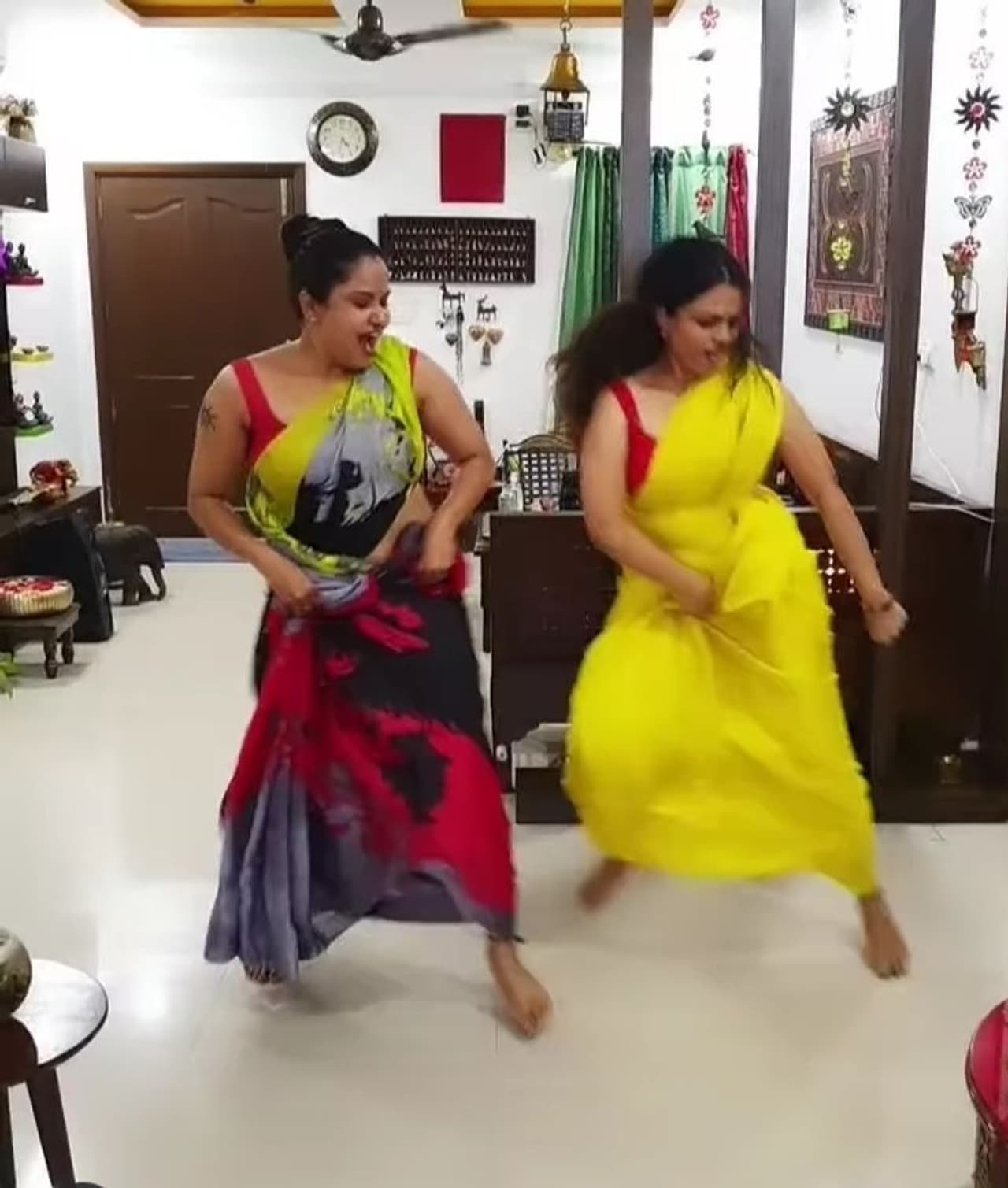 ఆస్వాదించే మనసు ఉండాలే గాని వయసు అడ్డుకాదని నిరూపిస్తుంది ప్రగతి. 40ప్లస్ లోకూడా ఆమె 20ప్లస్ మాదిరి ఎనర్జిటిక్ వీడియోలు చేస్తుంది. గతంలో ప్రగతి ఇలా ఉండేవారు కాదు. సడన్ గా ఆమె డాన్స్ వీడియోలు చేసి పోస్ట్ చేయడం మొదలుపెట్టారు.