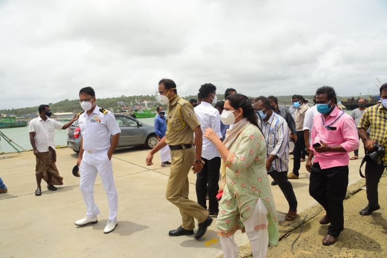 <p>വിഴിഞ്ഞം തുറമുഖ പദ്ധതി നിർമ്മാണത്തിലെ അശാസ്ത്രീയതയാണ് കടലാക്രമണത്തിന്റെ ആഘാതം കൂട്ടിയതെന്ന് നാട്ടുകാര് ആരോപിച്ചു. ഇന്നലെ വൈകീട്ടോടെ മത്സ്യബന്ധനത്തിന് പോയ നാല് ബോട്ടുകളിലെ തൊഴിലാളികളാണ് അപകടത്തില്പ്പെട്ടത്. </p> <p>വിഴിഞ്ഞം തുറമുഖ പദ്ധതി നിർമ്മാണത്തിലെ അശാസ്ത്രീയതയാണ് കടലാക്രമണത്തിന്റെ ആഘാതം കൂട്ടിയതെന്ന് നാട്ടുകാര് ആരോപിച്ചു. ഇന്നലെ വൈകീട്ടോടെ മത്സ്യബന്ധനത്തിന് പോയ നാല് ബോട്ടുകളിലെ തൊഴിലാളികളാണ് അപകടത്തില്പ്പെട്ടത്. </p>