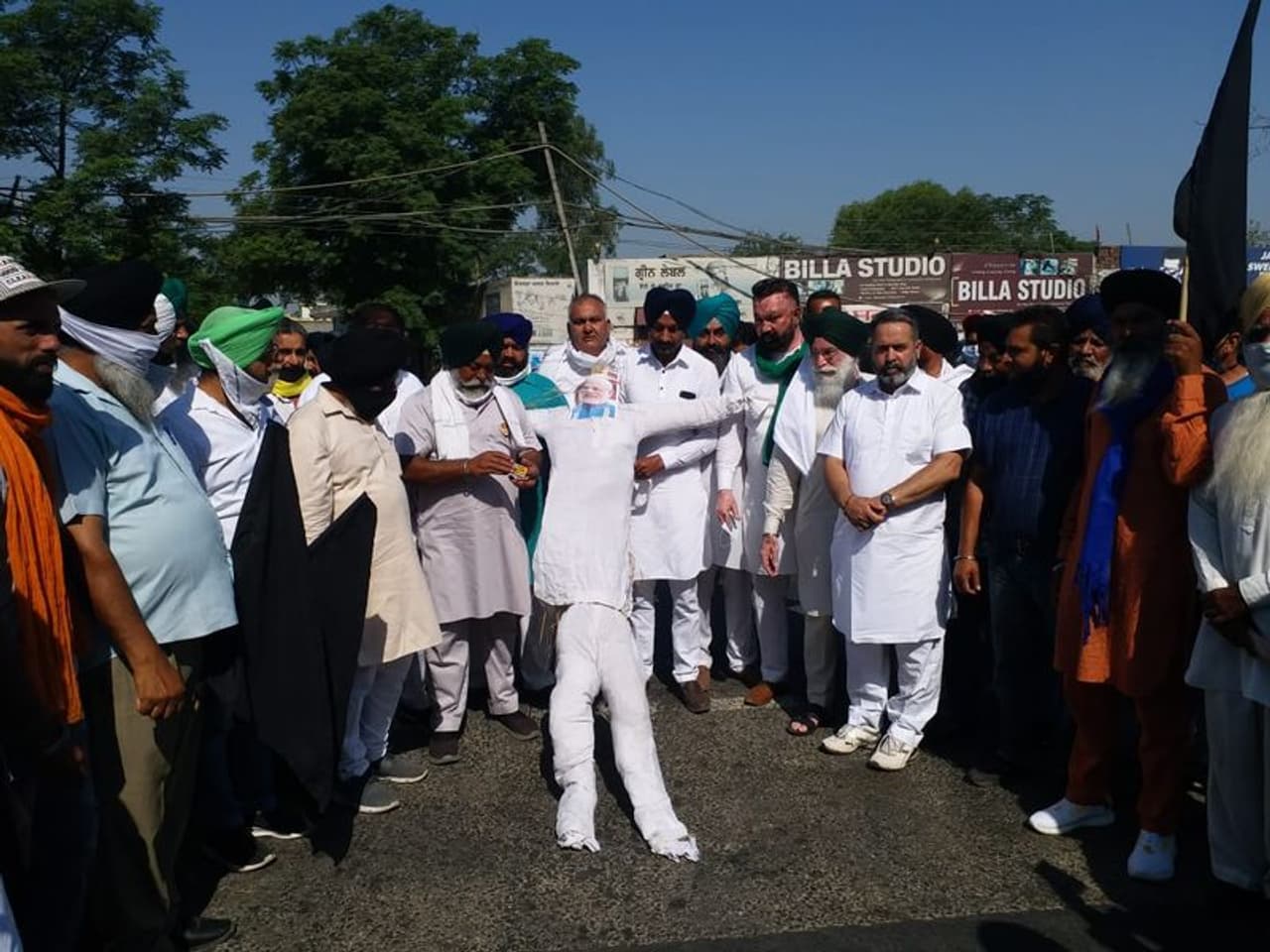 <p>ഈ ആഴ്ച തന്നെ സമരത്തിന്റെ ഭാവി പരിപാടികള് ആസൂത്രണം ചെയ്യാന് സംയുക്ത സമരസമിതി യോഗം ചേരുമെന്ന് അറിയിച്ചു. </p> <p>ഈ ആഴ്ച തന്നെ സമരത്തിന്റെ ഭാവി പരിപാടികള് ആസൂത്രണം ചെയ്യാന് സംയുക്ത സമരസമിതി യോഗം ചേരുമെന്ന് അറിയിച്ചു. </p>