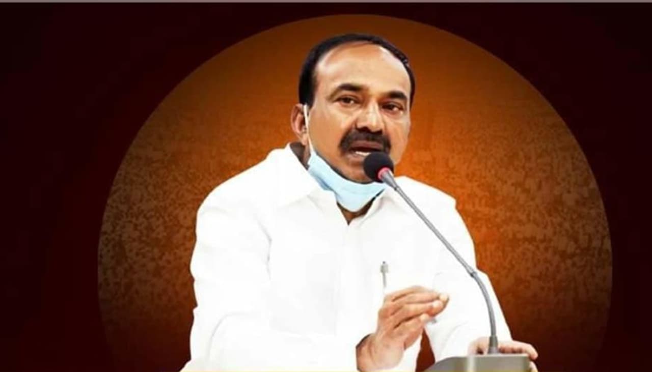 <p>ఉమ్మడి కరీంనగర్ జిల్లాలోని హుజూరాబాద్ అసెంబ్లీ నియోజకవర్గం ప్రస్తుతం తెలంగాణ రాష్ట్ర రాజకీయాల్లో హాట్ టాపిక్ గా మారింది. ఈ నియోజకవర్గం నుండి వరుస విజయాలు సాధించిన మాజీ మంత్రి ఈటల రాజేందర్ టీఆర్ఎస్కు గుడ్బై చెప్పారు. ఎమ్మెల్యే పదవికి కూడ ఆయన రాజీనామా పత్రాన్పి సమర్పించనున్నారు. </p> <p>ఉమ్మడి కరీంనగర్ జిల్లాలోని హుజూరాబాద్ అసెంబ్లీ నియోజకవర్గం ప్రస్తుతం తెలంగాణ రాష్ట్ర రాజకీయాల్లో హాట్ టాపిక్ గా మారింది. ఈ నియోజకవర్గం నుండి వరుస విజయాలు సాధించిన మాజీ మంత్రి ఈటల రాజేందర్ టీఆర్ఎస్కు గుడ్బై చెప్పారు. ఎమ్మెల్యే పదవికి కూడ ఆయన రాజీనామా పత్రాన్పి సమర్పించనున్నారు. </p>