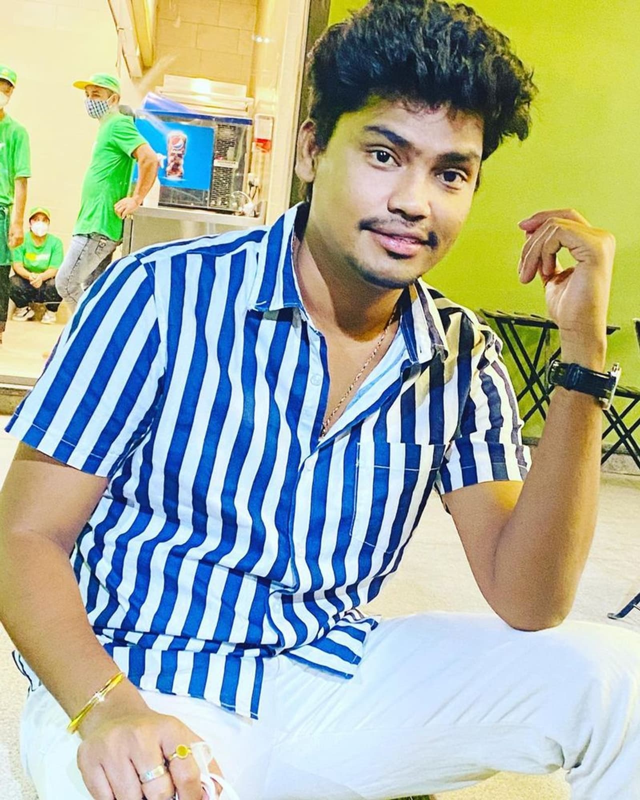 వీకెండ్ లో రెండు వారాలు.. గురువారం, శుక్రవారం కోసం ఎదురు చూస్తే జబర్దస్త్ అభిమానులు ఎందరో అని చెప్పాలి. ఇంట్లో మనుషులుగా మారిపోయిన జబర్దస్త్ కమెడియన్ సంపాదన ఎంత అనే విషయం తెలుసుకోవాలని అందరికీ ఉంటుంది.