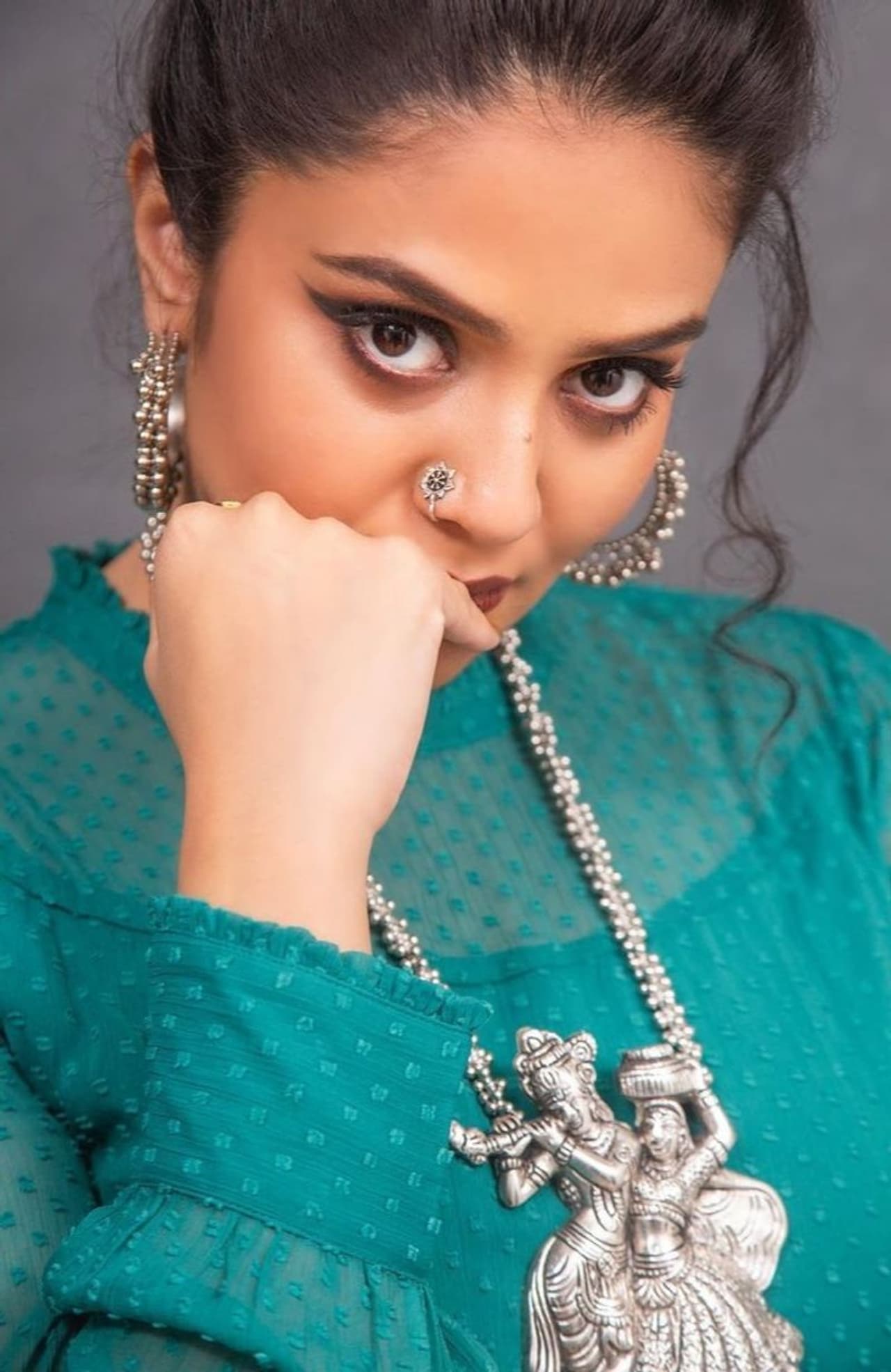 కొద్దిరోజులుగా సోషల్ మీడియా మాధ్యమాలైన ట్విట్టర్, పేస్ బుక్, ఇంస్టాగ్రామ్ బ్యాన్ కానున్నాయని ప్రచారం జరుగుతుంది. పరిస్థితులను అదుపులోకి తేవడానికి, భారత ప్రభుత్వం ఈ నిర్ణయం తీసుకుందని సదరు వార్తల సారాంశం. కొద్దిరోజులుగా సోషల్ మీడియా మాధ్యమాలైన ట్విట్టర్, పేస్ బుక్, ఇంస్టాగ్రామ్ బ్యాన్ కానున్నాయని ప్రచారం జరుగుతుంది. పరిస్థితులను అదుపులోకి తేవడానికి, భారత ప్రభుత్వం ఈ నిర్ణయం తీసుకుందని సదరు వార్తల సారాంశం.