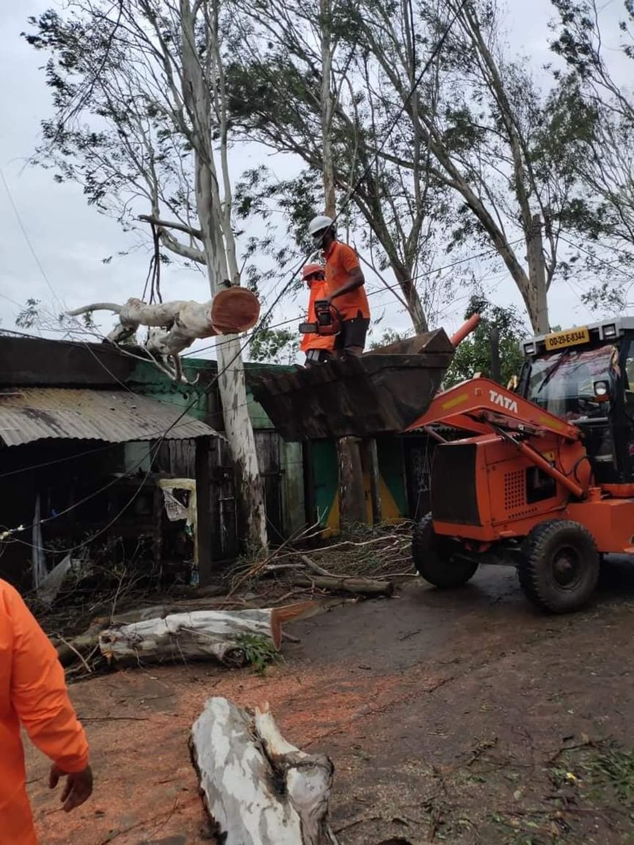 <p>ശക്തമായ ചുഴലിക്കാറ്റിനോടൊപ്പമുണ്ടായ കനത്ത മഴയില് ബംഗാള്, ഒഡീഷ സംസ്ഥാനങ്ങളിലെ താഴ്ന്ന പ്രദേശങ്ങളെല്ലാം വെള്ളത്തിനടിയിലായി. തീരപ്രദേശങ്ങളില് അതിശക്തമായ തീരമാലകള് ഉയര്ന്നു. </p> <p>ശക്തമായ ചുഴലിക്കാറ്റിനോടൊപ്പമുണ്ടായ കനത്ത മഴയില് ബംഗാള്, ഒഡീഷ സംസ്ഥാനങ്ങളിലെ താഴ്ന്ന പ്രദേശങ്ങളെല്ലാം വെള്ളത്തിനടിയിലായി. തീരപ്രദേശങ്ങളില് അതിശക്തമായ തീരമാലകള് ഉയര്ന്നു. </p>