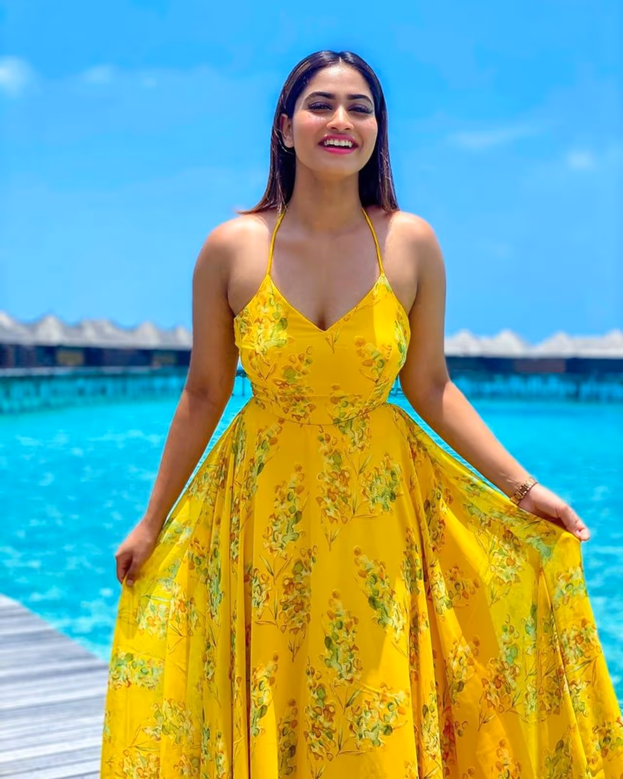 <p>சின்னத்திரையில் இருந்து வெள்ளித்திரைக்கு வந்து, வாணி போஜன், பிரியா பவானி ஷங்கர் போன்ற நாயகிகள் வெற்றிப்படங்களை கொடுத்து தற்போது பிஸியான ஹீரோயினாக மாறியுள்ளனர். இவர்களை தொடர்ந்து சின்னத்திரையில் இருந்து அடுத்தடுத்து சில ஹீரோயின்கள் வந்து கொண்டே இருக்கும் நிலையில், பலரது கவனத்தையும் ஈர்த்துள்ளார் ஷிவானி.</p><p> </p> <p>சின்னத்திரையில் இருந்து வெள்ளித்திரைக்கு வந்து, வாணி போஜன், பிரியா பவானி ஷங்கர் போன்ற நாயகிகள் வெற்றிப்படங்களை கொடுத்து தற்போது பிஸியான ஹீரோயினாக மாறியுள்ளனர். இவர்களை தொடர்ந்து சின்னத்திரையில் இருந்து அடுத்தடுத்து சில ஹீரோயின்கள் வந்து கொண்டே இருக்கும் நிலையில், பலரது கவனத்தையும் ஈர்த்துள்ளார் ஷிவானி.</p><p> </p>