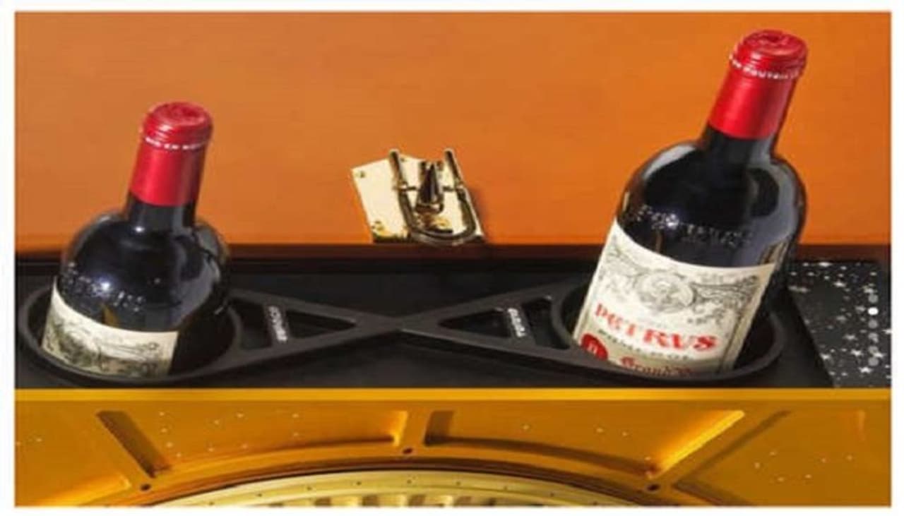 <p>మీరు రెడ్ వైన్ ప్రియులా? ప్రపంచంలోని అన్నిరకాల రెడ్ వైన్స్ ను టేస్ట్ చేయాలనుకుంటున్నారా? అయితే ఇది మీకోసమే.. కాకపోతే దీన్ని రుచి చూడాలంటే మాత్రం మీరు కోటీశ్వరులై ఉండాలి. ఎందుకంటే ఈ ఒక్క బాటిల్ ధర సింపుల్ గా 7,29,10,500 రూపాయలు మాత్రమే. </p> <p>మీరు రెడ్ వైన్ ప్రియులా? ప్రపంచంలోని అన్నిరకాల రెడ్ వైన్స్ ను టేస్ట్ చేయాలనుకుంటున్నారా? అయితే ఇది మీకోసమే.. కాకపోతే దీన్ని రుచి చూడాలంటే మాత్రం మీరు కోటీశ్వరులై ఉండాలి. ఎందుకంటే ఈ ఒక్క బాటిల్ ధర సింపుల్ గా 7,29,10,500 రూపాయలు మాత్రమే. </p>