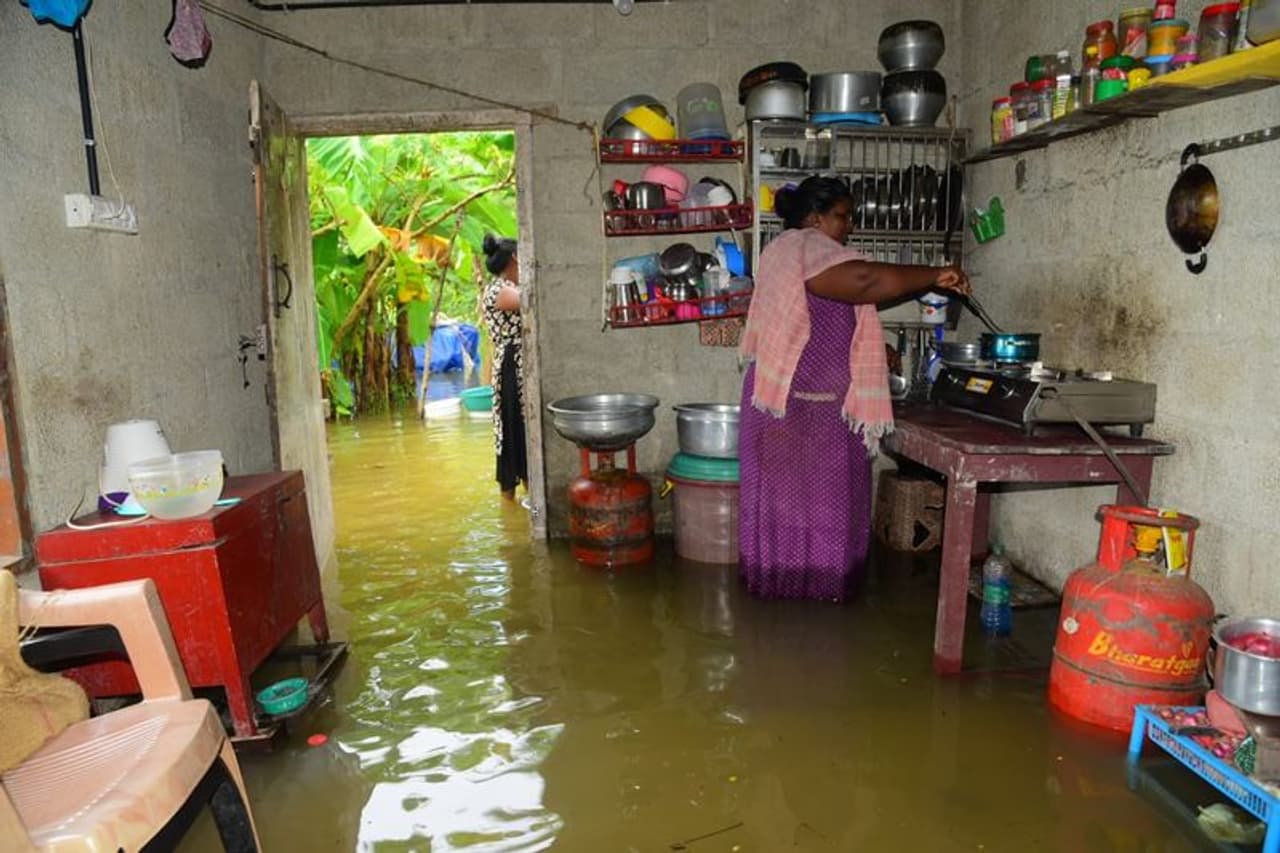 <p>തിരുവനന്തപുരം, കൊല്ലം, പത്തനംതിട്ട, ആലപ്പുഴ, കോട്ടയം, ഇടുക്കി, എറണാകുളം, തൃശൂർ, പാലക്കാട്, മലപ്പുറം, കോഴിക്കോട്, കണ്ണൂർ എന്നീ ജില്ലകളിലെ ഒറ്റപ്പെട്ട സ്ഥലങ്ങളിൽ മണിക്കൂറിൽ 40 കിലോമീറ്റർ വരെ വേഗതയിൽ വീശിയടിച്ചേക്കാവുന്ന കാറ്റിനും ഇടിമിന്നലോട് കൂടിയ മഴയ്ക്കും സാധ്യതയുണ്ടെന്ന് കേന്ദ്ര കാലാവസ്ഥ വകുപ്പ് അറിയിച്ചു. <em>( തിരുവന്തപുരം വെള്ളായനിയില് അടുക്കളയില് വെള്ളം കയറിയപ്പോള്, വെള്ളത്തില് നിന്ന് ഉച്ചഭക്ഷണം തയ്യാറാക്കുന്ന വീട്ടമ്മ.)</em></p> <p>തിരുവനന്തപുരം, കൊല്ലം, പത്തനംതിട്ട, ആലപ്പുഴ, കോട്ടയം, ഇടുക്കി, എറണാകുളം, തൃശൂർ, പാലക്കാട്, മലപ്പുറം, കോഴിക്കോട്, കണ്ണൂർ എന്നീ ജില്ലകളിലെ ഒറ്റപ്പെട്ട സ്ഥലങ്ങളിൽ മണിക്കൂറിൽ 40 കിലോമീറ്റർ വരെ വേഗതയിൽ വീശിയടിച്ചേക്കാവുന്ന കാറ്റിനും ഇടിമിന്നലോട് കൂടിയ മഴയ്ക്കും സാധ്യതയുണ്ടെന്ന് കേന്ദ്ര കാലാവസ്ഥ വകുപ്പ് അറിയിച്ചു. <em>( തിരുവന്തപുരം വെള്ളായനിയില് അടുക്കളയില് വെള്ളം കയറിയപ്പോള്, വെള്ളത്തില് നിന്ന് ഉച്ചഭക്ഷണം തയ്യാറാക്കുന്ന വീട്ടമ്മ.)</em></p>