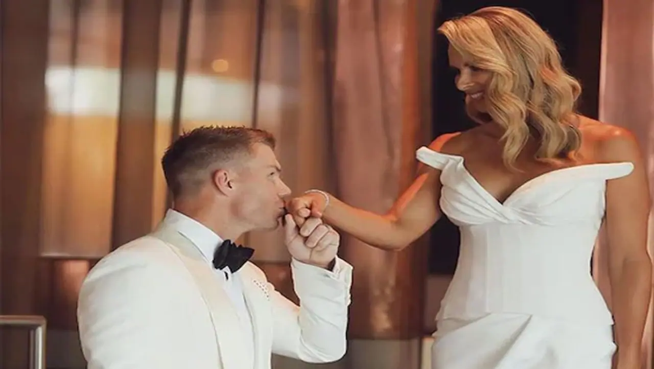 <p>తెలుగులో ‘బుట్టబొమ్మ’ పాటకు వరల్డ్‌వైడ్ పాపులారిటీ తీసుకొచ్చి, వందల మిలియన్ల వ్యూస్ రావడానికి కారణమైన డేవిడ్ వార్నర్, సమయం దొరికినప్పుడల్లా తెలుగు పాటలకు స్టెప్పులేస్తూ, తెలుగువారికి చేరువయ్యేందుకు తనవల్ల అయ్యిదంతా చేస్తూ వచ్చాడు.</p>