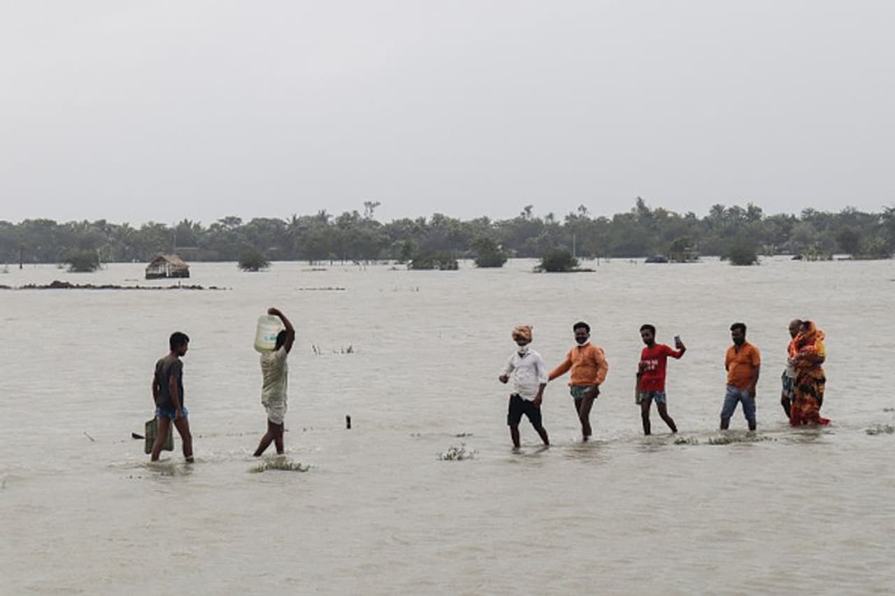 <p>വേനലിനൊടുവില് ഇടവപ്പാതിയോട് കൂടിയാണ് കേരളത്തില് മണ്സൂണ് ആരംഭം കുറിച്ചിരുന്നത്. എന്നാല്, വര്ഷങ്ങളായി വേനല് കനക്കുകയും മഴ കുറയുകയും ചെയ്തതോടെ ജൂണ് ആദ്യ ആഴ്ച കഴിഞ്ഞാകും കേരളത്തില് മിക്കാവാറും മഴയെത്തിയിരുന്നത്. </p> <p>വേനലിനൊടുവില് ഇടവപ്പാതിയോട് കൂടിയാണ് കേരളത്തില് മണ്സൂണ് ആരംഭം കുറിച്ചിരുന്നത്. എന്നാല്, വര്ഷങ്ങളായി വേനല് കനക്കുകയും മഴ കുറയുകയും ചെയ്തതോടെ ജൂണ് ആദ്യ ആഴ്ച കഴിഞ്ഞാകും കേരളത്തില് മിക്കാവാറും മഴയെത്തിയിരുന്നത്. </p>
