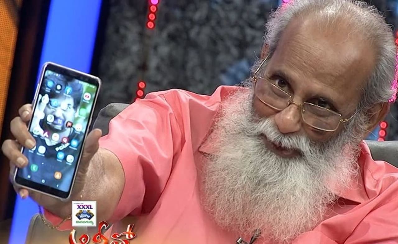 సక్సెస్ ఫుల్ రైటర్ గా తిరుగులేని విజయాలు అందుకున్న విజయేంద్ర ప్రసాద్, తాజా ఇంటర్వ్యూలో కొన్ని ఆసక్తికర విషయాలు తెలియజేశారు. ఆయన ఆలీతో సరదాగా టాక్ షోలో పాల్గొనడం జరిగింది. ఈ షోలో ఆలీ అడిగిన పలు ప్రశ్నలకు ఆయన సమాధానం చెప్పారు. సక్సెస్ ఫుల్ రైటర్ గా తిరుగులేని విజయాలు అందుకున్న విజయేంద్ర ప్రసాద్, తాజా ఇంటర్వ్యూలో కొన్ని ఆసక్తికర విషయాలు తెలియజేశారు. ఆయన ఆలీతో సరదాగా టాక్ షోలో పాల్గొనడం జరిగింది. ఈ షోలో ఆలీ అడిగిన పలు ప్రశ్నలకు ఆయన సమాధానం చెప్పారు.