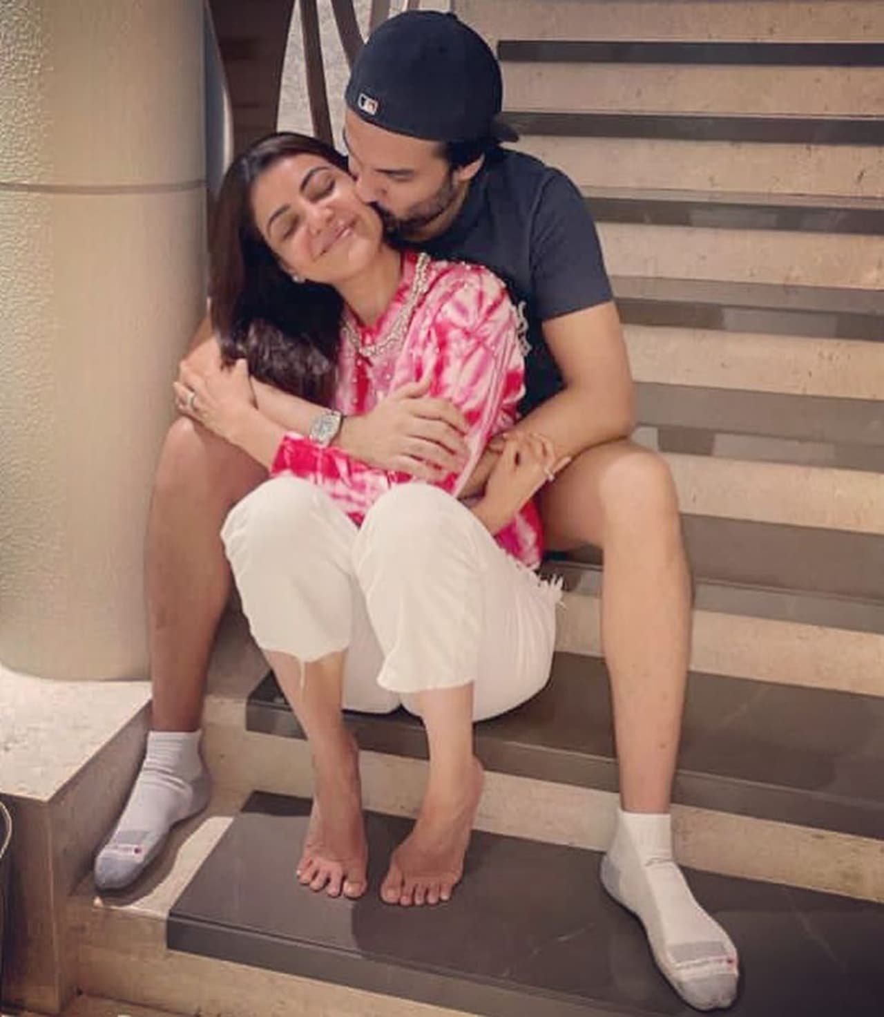 హనీమూన్ కోసం దీవుల దేశం మాల్దీవ్స్ చెక్కేసిన ఈ జంట, దాదాపు నెల రోజు హద్దులు లేని ఏకాంతాన్ని అనుభవించారు. షూటింగ్స్ కూడా లేకపోవడంతో ఎటువంటి టెన్సన్స్ లేకుండా ఫుల్ గా హనిమూన్ జరుపుకున్నారు. హనీమూన్ కోసం దీవుల దేశం మాల్దీవ్స్ చెక్కేసిన ఈ జంట, దాదాపు నెల రోజు హద్దులు లేని ఏకాంతాన్ని అనుభవించారు. షూటింగ్స్ కూడా లేకపోవడంతో ఎటువంటి టెన్సన్స్ లేకుండా ఫుల్ గా హనిమూన్ జరుపుకున్నారు.