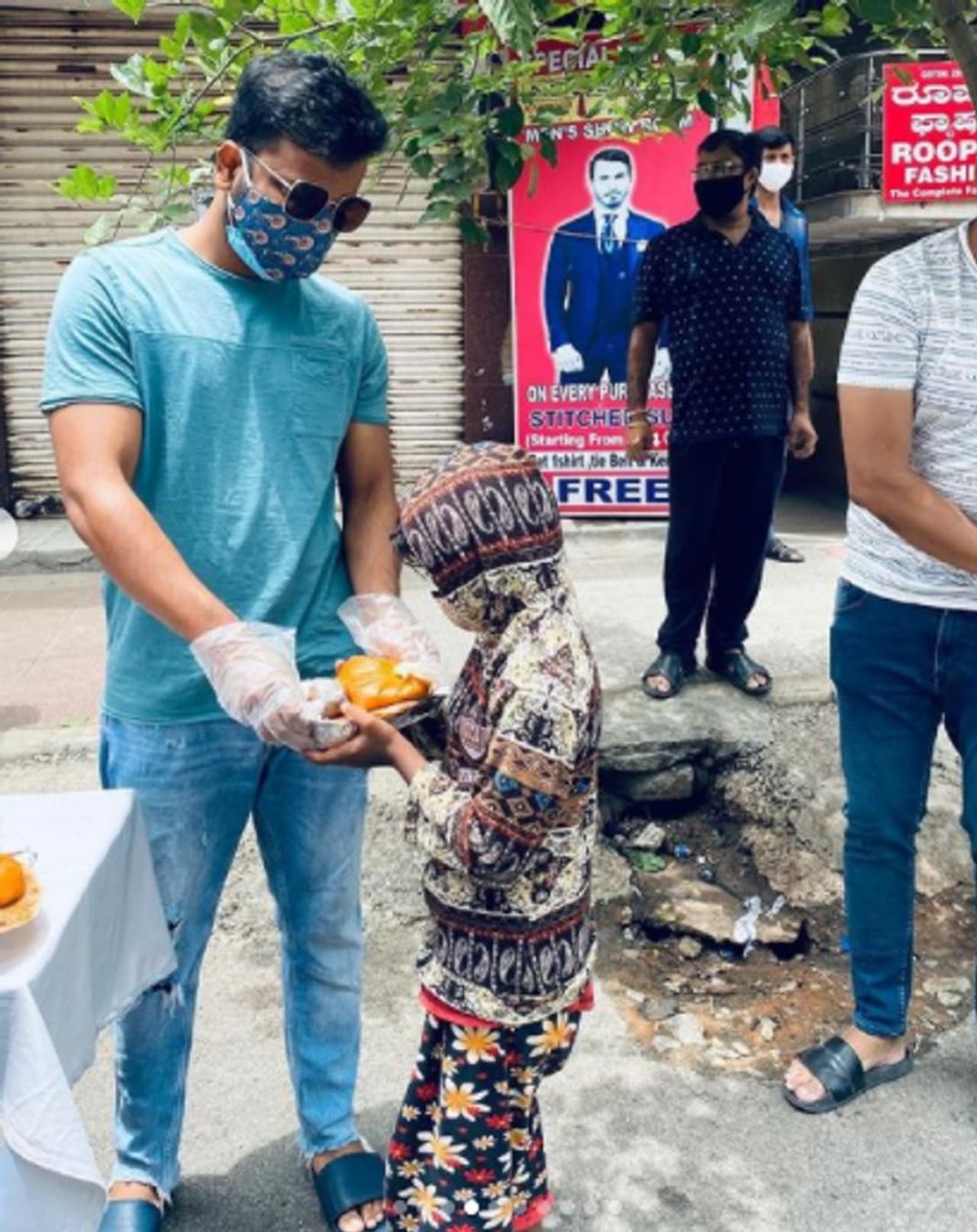 <p>ನಟ ನೀನಾಸಂ ಸತೀಶ್ ಕೊರೋನಾ ಸಂಕಷ್ಟದಲ್ಲಿ ಬೆಂಗಳೂರಿನ ಹಲವು ಪ್ರದೇಶಗಳಿಗೆ ತೆರಳಿ ಪ್ರತಿ ನಿತ್ಯ ಒಂದು ಸಾವಿರಕ್ಕೂ ಹೆಚ್ಚು ಬಡವರಿಗೆ, ನಿರ್ಗತಿಕರಿಗೆ ಒಂದು ಹೊತ್ತಿನ ಊಟ ನೀಡುವ ಕಾರ್ಯಕ್ರಮ ಹಾಕಿಕೊಂಡಿದ್ದಾರೆ.</p> <p>ನಟ ನೀನಾಸಂ ಸತೀಶ್ ಕೊರೋನಾ ಸಂಕಷ್ಟದಲ್ಲಿ ಬೆಂಗಳೂರಿನ ಹಲವು ಪ್ರದೇಶಗಳಿಗೆ ತೆರಳಿ ಪ್ರತಿ ನಿತ್ಯ ಒಂದು ಸಾವಿರಕ್ಕೂ ಹೆಚ್ಚು ಬಡವರಿಗೆ, ನಿರ್ಗತಿಕರಿಗೆ ಒಂದು ಹೊತ್ತಿನ ಊಟ ನೀಡುವ ಕಾರ್ಯಕ್ರಮ ಹಾಕಿಕೊಂಡಿದ್ದಾರೆ.</p>