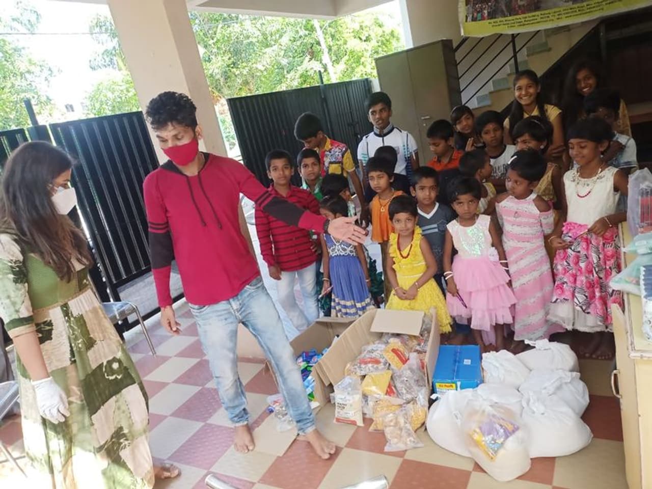 <p>ಸ್ಯಾಂಡಲ್ ವುಡ್ ನಟಿ ಶರ್ಮಿಳಾ ಕುಟುಂಬ ಸಹ ಕೊರೋನಾದಿಂದ ಚೇತರಿಸಿಕೊಂಡಿತ್ತು. </p> <p>ಸ್ಯಾಂಡಲ್ ವುಡ್ ನಟಿ ಶರ್ಮಿಳಾ ಕುಟುಂಬ ಸಹ ಕೊರೋನಾದಿಂದ ಚೇತರಿಸಿಕೊಂಡಿತ್ತು. </p>