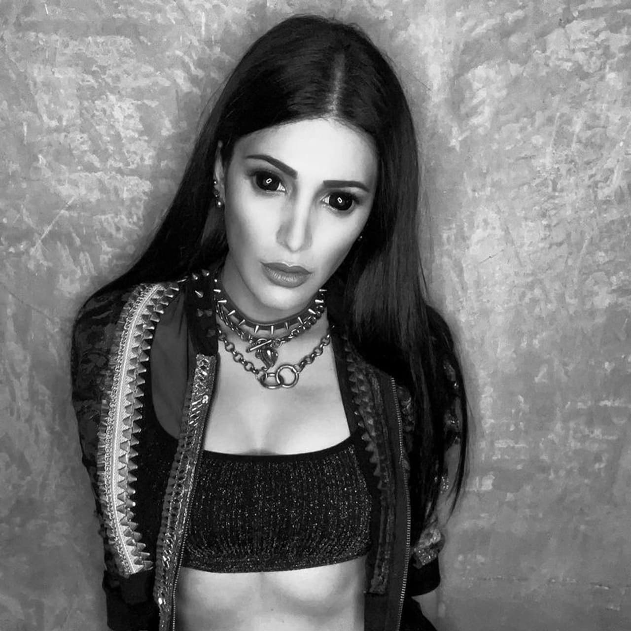 ఒకప్పుడు గ్లామర్ కి బ్రాండ్ అంబాసర్ లా ఉండే శృతి హాసన్ మునుపటి మెరుపు కోల్పోయింది. అసలు శృతి హాసన్ అందం అంతా కనుమరుగై పోయింది. శృతి హాసన్ కెరీర్ బిగినింగ్ నుండి సన్నగానే ఉండేవారు. అయితే ముఖంలో వర్చస్సు, ఎత్తుకు తగ్గ బరువుతో ముచ్చగా అనిపించేవారు. ఒకప్పుడు గ్లామర్ కి బ్రాండ్ అంబాసర్ లా ఉండే శృతి హాసన్ మునుపటి మెరుపు కోల్పోయింది. అసలు శృతి హాసన్ అందం అంతా కనుమరుగై పోయింది. శృతి హాసన్ కెరీర్ బిగినింగ్ నుండి సన్నగానే ఉండేవారు. అయితే ముఖంలో వర్చస్సు, ఎత్తుకు తగ్గ బరువుతో ముచ్చగా అనిపించేవారు.