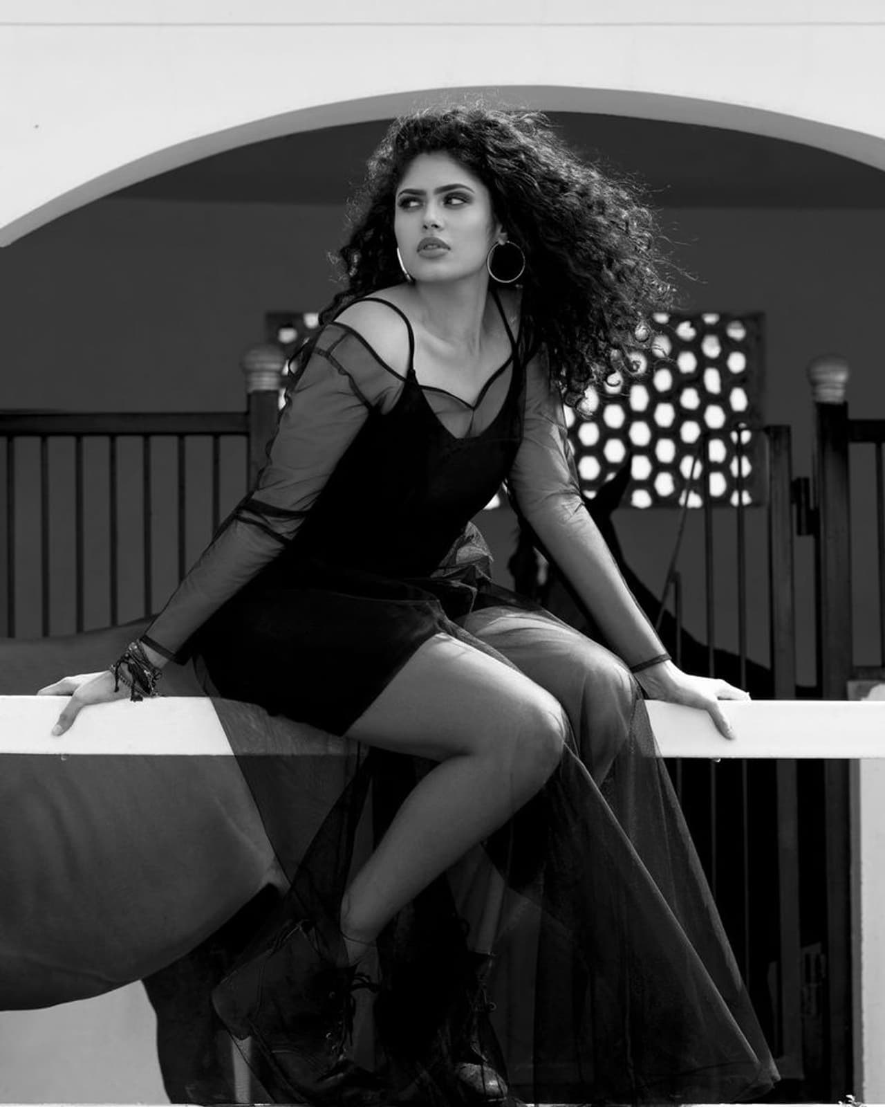 కుర్రకారు చిట్టి చిట్టి అంటూ వెంట పడుతున్నారు. ఆ మధ్య ఓ షాప్ ఓపెనింగ్ వెళితే జనాలు గుంపులుగా ఎగబడ్డారట ఫరియాను చూడడానికి. సదరు ఫోటోలు పంచుకున్న ఫరియా సంతోషం వ్యక్తం చేసింది. కుర్రకారు చిట్టి చిట్టి అంటూ వెంట పడుతున్నారు. ఆ మధ్య ఓ షాప్ ఓపెనింగ్ వెళితే జనాలు గుంపులుగా ఎగబడ్డారట ఫరియాను చూడడానికి. సదరు ఫోటోలు పంచుకున్న ఫరియా సంతోషం వ్యక్తం చేసింది.