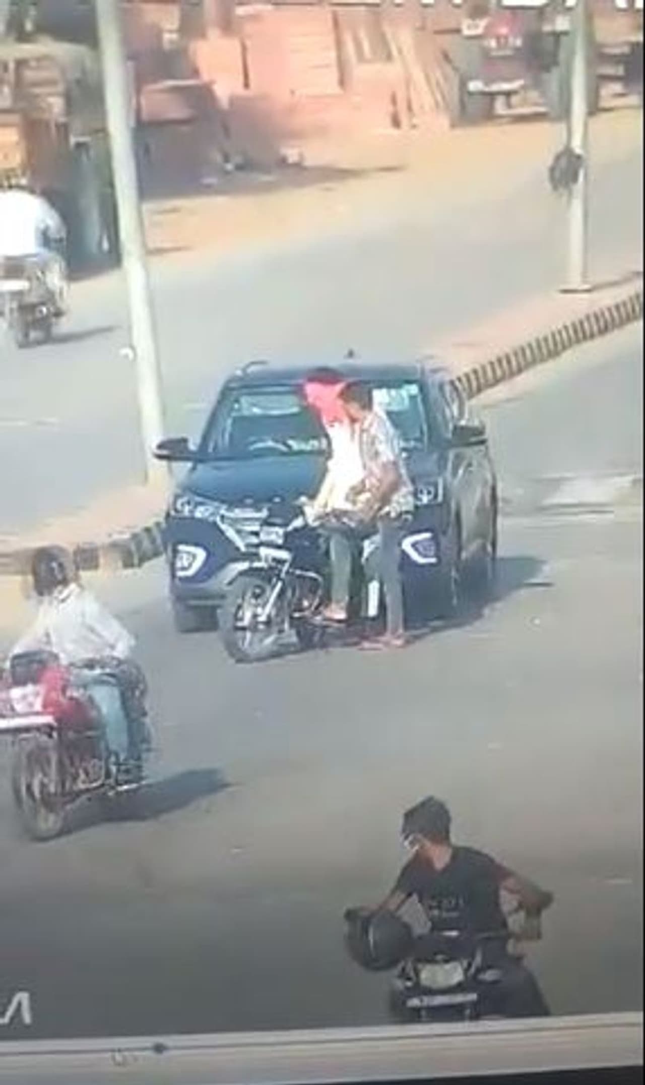 <p>రాజస్థాన్ లో పట్టపగలు దారుణం జరిగింది. ఓ డాక్టర్ దంపతుల కారును ఆపిన ఇద్దరు దుండగులు వారిని కాల్చి చంపేశారు. శుక్రవారం (మే 28) జరిగిన ఈ ఘటన తాలూకు షాకింగ్ వీడియో సోషల్ మీడియాలో వైరల్ గా మారింది. </p><p>బిజెపి నాయకుడు రాజ్యవర్ధన్ రాథోడ్ ఈ వీడియోను షేర్ చేస్తూ అశోక్ గెహ్లోట్ నేతృత్వంలోని రాష్ట్ర ప్రభుత్వం మీద విరుచుకుపడ్డారు. </p> <p>రాజస్థాన్ లో పట్టపగలు దారుణం జరిగింది. ఓ డాక్టర్ దంపతుల కారును ఆపిన ఇద్దరు దుండగులు వారిని కాల్చి చంపేశారు. శుక్రవారం (మే 28) జరిగిన ఈ ఘటన తాలూకు షాకింగ్ వీడియో సోషల్ మీడియాలో వైరల్ గా మారింది. </p><p>బిజెపి నాయకుడు రాజ్యవర్ధన్ రాథోడ్ ఈ వీడియోను షేర్ చేస్తూ అశోక్ గెహ్లోట్ నేతృత్వంలోని రాష్ట్ర ప్రభుత్వం మీద విరుచుకుపడ్డారు. </p>