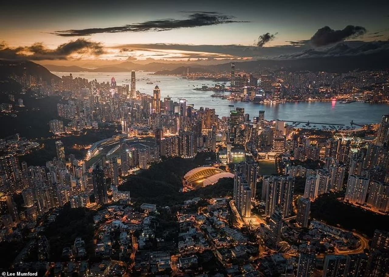 <p>ഹോങ്കോങ്ങ് നഗരത്തിന്റെ മനോഹരമായ ഡ്രോൺ ഷോട്ട്. 1,420 അടി (433 മീറ്റർ) ഉയരത്തിൽ സ്ഥിതിചെയ്യുന്ന ജാർഡിൻസ് മലമുകളില് നിന്നുള്ള കാഴ്ച. ഹോങ്കോങ്ങ് ആസ്ഥാനമാക്കി പ്രവര്ത്തിക്കുന്ന എയർലൈനിലാണ് ലീ മംഫോർഡ് ജോലി ചെയ്യുന്നത്. </p> <p>ഹോങ്കോങ്ങ് നഗരത്തിന്റെ മനോഹരമായ ഡ്രോൺ ഷോട്ട്. 1,420 അടി (433 മീറ്റർ) ഉയരത്തിൽ സ്ഥിതിചെയ്യുന്ന ജാർഡിൻസ് മലമുകളില് നിന്നുള്ള കാഴ്ച. ഹോങ്കോങ്ങ് ആസ്ഥാനമാക്കി പ്രവര്ത്തിക്കുന്ന എയർലൈനിലാണ് ലീ മംഫോർഡ് ജോലി ചെയ്യുന്നത്. </p>