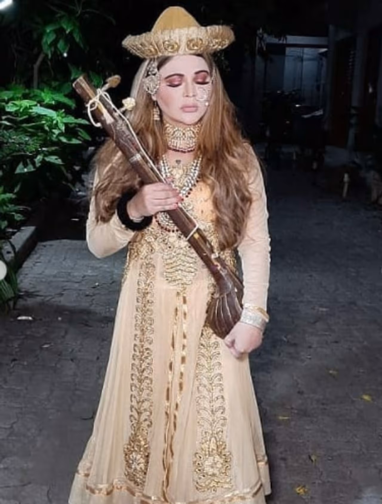 <p>ಬಿಗ್ಬಾಸ್ 13 ಸ್ಪರ್ಧಿ ನಟಿ ರಾಖಿ ಸಾವಂತ್ ಅವರು ಮಸ್ತಾನಿಯಾಗಿದ್ದಾರೆ. ನಟಿಯ ಮಸ್ತಾನಿ ಲುಕ್ ಈಗ ಸೋಷಿಯಲ್ ಮಿಡಿಯಾದಲ್ಲಿ ವೈರಲ್ ಆಗಿದೆ.</p> <p>ಬಿಗ್ಬಾಸ್ 13 ಸ್ಪರ್ಧಿ ನಟಿ ರಾಖಿ ಸಾವಂತ್ ಅವರು ಮಸ್ತಾನಿಯಾಗಿದ್ದಾರೆ. ನಟಿಯ ಮಸ್ತಾನಿ ಲುಕ್ ಈಗ ಸೋಷಿಯಲ್ ಮಿಡಿಯಾದಲ್ಲಿ ವೈರಲ್ ಆಗಿದೆ.</p>