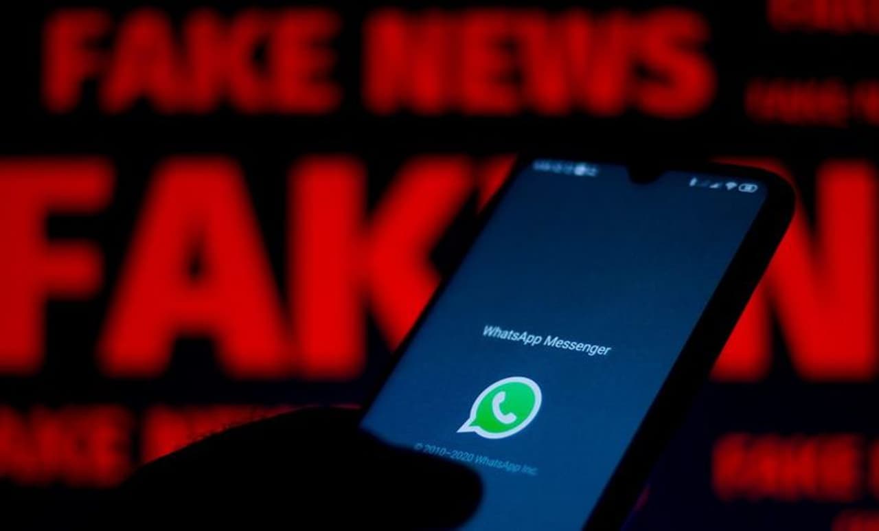 <p>వాట్సాప్లో వైరల్ అవుతున్న ఈ మెసేజ్ లో ఒక రెడ్ టిక్ గురించి ముఖ్యంగా చెప్పుకుంటున్నారు, అంటే మీ మెసేజ్ ప్రభుత్వం అదుపులో ఉంటుంది ఇంకా మీ మెసేజ్ చదువుతోందని అర్ధం. అయితే ఆ మెసేజ్ ఏంటి అందులో నిజం ఎంతో దాని గురించి తెలుసుకుందాం...<br /> </p> <p>వాట్సాప్లో వైరల్ అవుతున్న ఈ మెసేజ్ లో ఒక రెడ్ టిక్ గురించి ముఖ్యంగా చెప్పుకుంటున్నారు, అంటే మీ మెసేజ్ ప్రభుత్వం అదుపులో ఉంటుంది ఇంకా మీ మెసేజ్ చదువుతోందని అర్ధం. అయితే ఆ మెసేజ్ ఏంటి అందులో నిజం ఎంతో దాని గురించి తెలుసుకుందాం...<br /> </p>