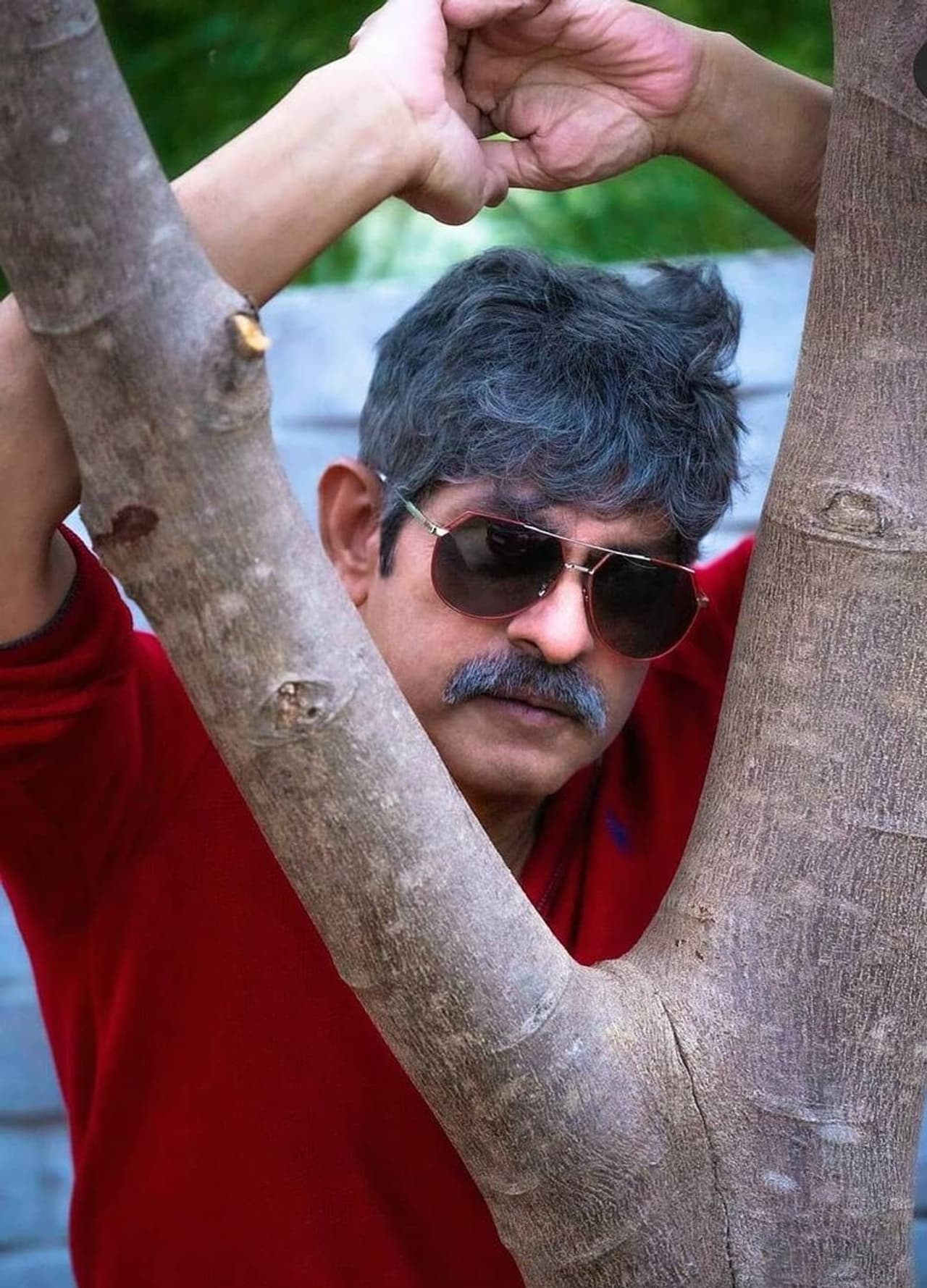 వర్సటైల్ యాక్టర్ గా కామెడీ, ఫ్యామిలీ, యాక్షన్, సీరిస్ రోల్స్ ఆయన చేశారు. ఏ హీరోకైనా ఫేడ్ అవుట్ దశ ఒకటి ఉంటుంది. అలాగే జగపతి బాబు కూడా 2010నాటికి ఫేడ్ ఔట్ దశకు చేరుకున్నారు. హీరోగా ఆయన చిత్రాలు వరుస పరాజయాలు పొందాయి. వర్సటైల్ యాక్టర్ గా కామెడీ, ఫ్యామిలీ, యాక్షన్, సీరిస్ రోల్స్ ఆయన చేశారు. ఏ హీరోకైనా ఫేడ్ అవుట్ దశ ఒకటి ఉంటుంది. అలాగే జగపతి బాబు కూడా 2010నాటికి ఫేడ్ ఔట్ దశకు చేరుకున్నారు. హీరోగా ఆయన చిత్రాలు వరుస పరాజయాలు పొందాయి.