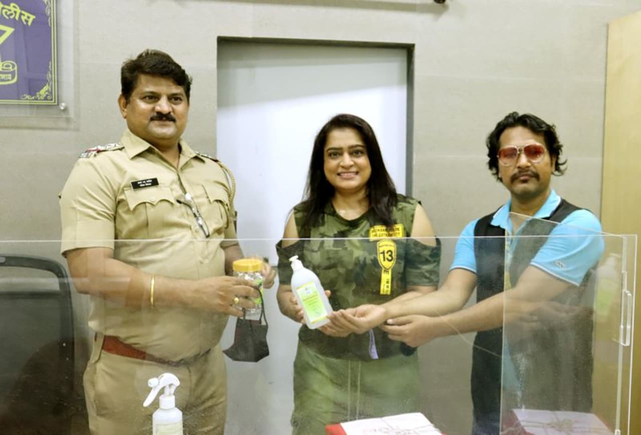 <p>ಅನು ಮಲಿಕ್, ನಟಿ ಏಕ್ತಾ ಜೈನ್ ಮತ್ತು ಕೈಲಾಶ್ ಮಸೂನ್ ಮುಂಬೈ ಪೊಲೀಸರಿಗೆ ಸ್ಯಾನಿಟೈಸರ್ ಮತ್ತು ಕಷಾಯವನ್ನು ವಿತರಿಸಿದ್ದಾರೆ.&nbsp;</p>